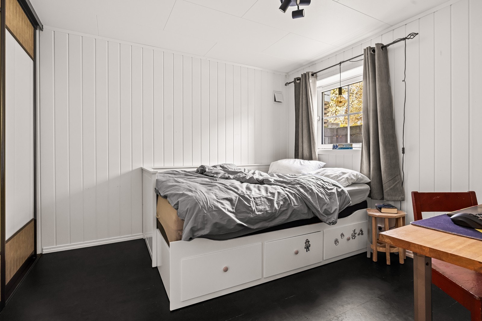 To soverom i kjeller av god størrelse med vannbåren varme. Avbildet rom er godkjent som kontor i kjellertegning og benyttes som soverom. Galleribilde