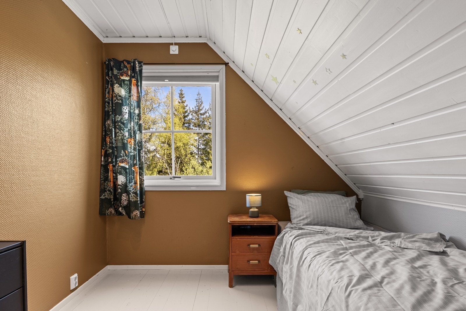 Soverommene har en god størrelse og malt panel i himling. Galleribilde