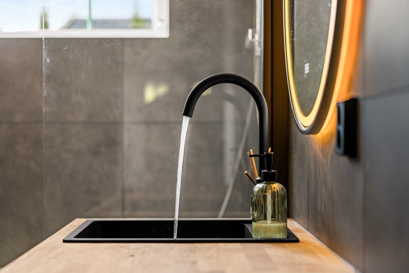 Moderne detaljer på det nye badet. Galleribilde