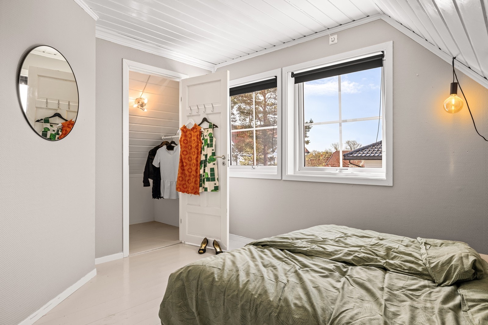 Ett av soverommene har tilknyttet garderobe for praktisk oppbevaring. Galleribilde