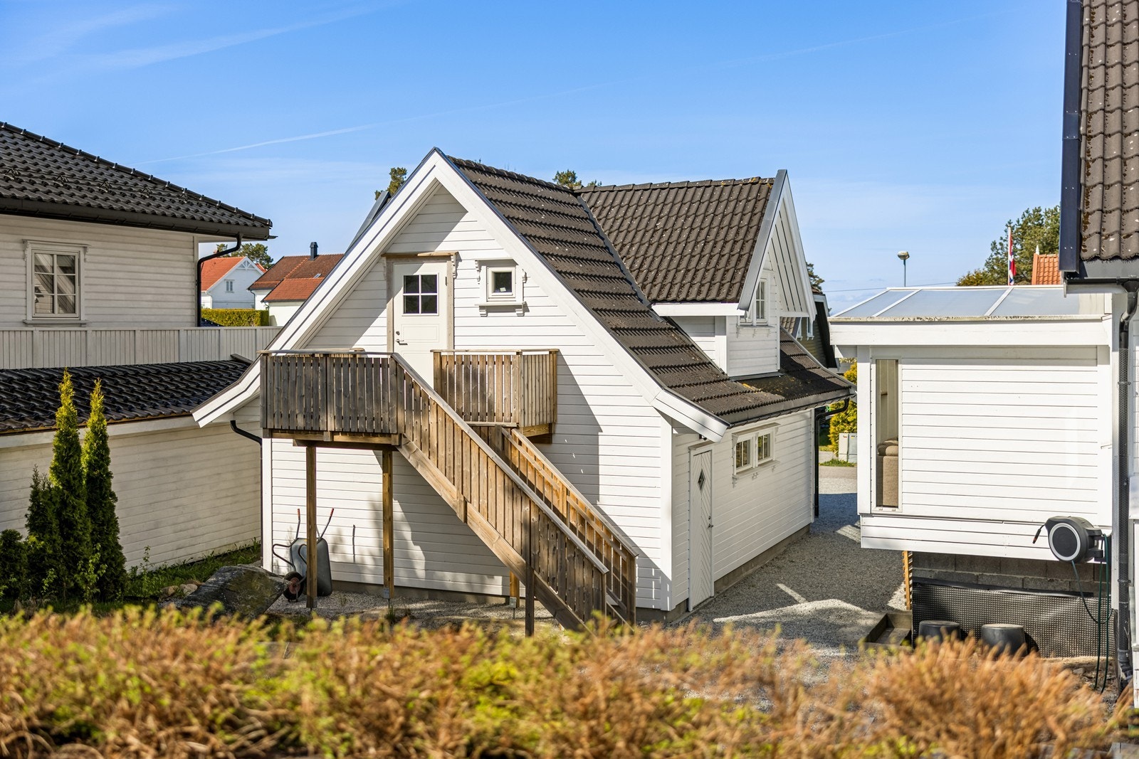Stor, frittstående garasje med uinnredet loft som har utvendig adkomst. Galleribilde