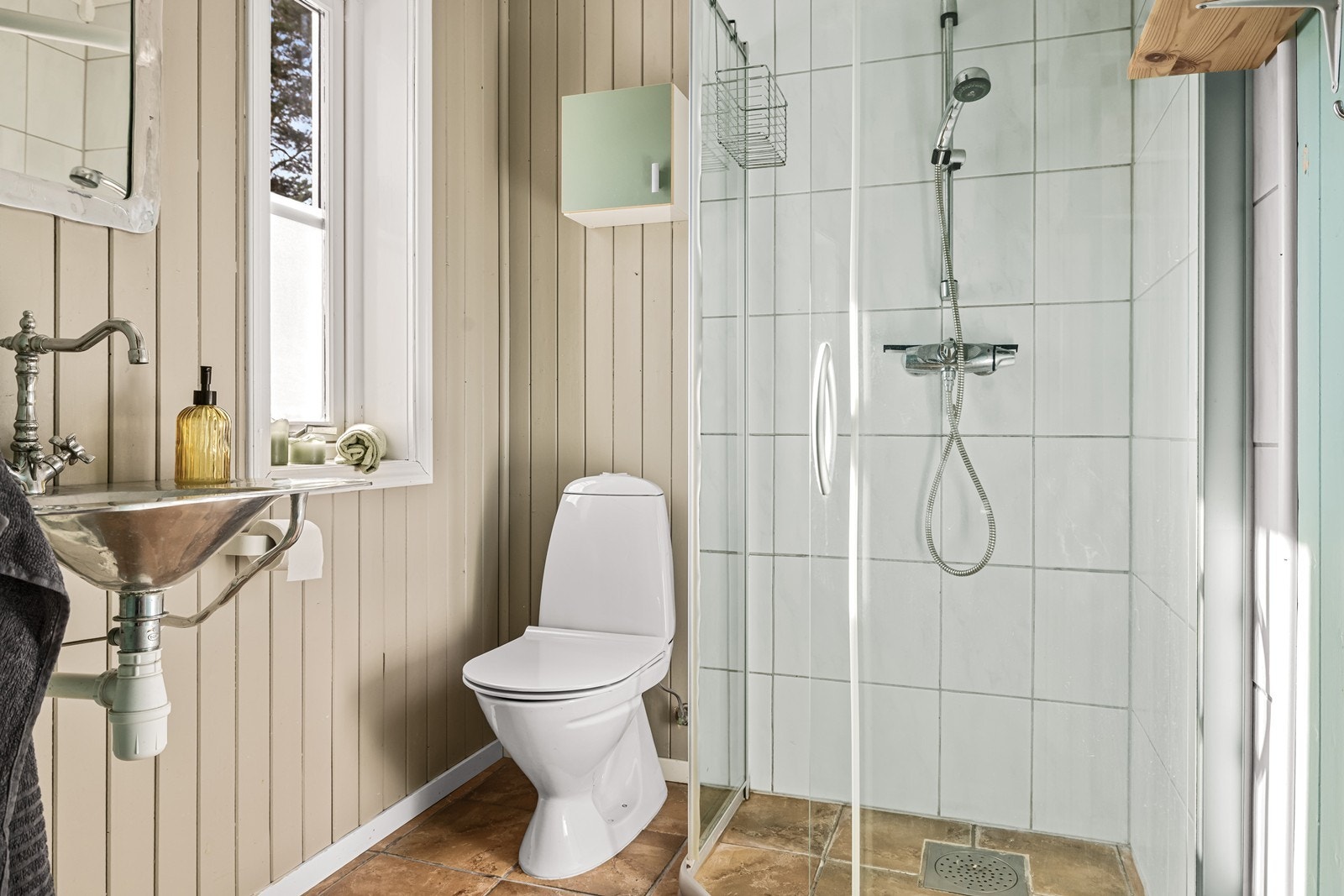 Badet i første etasje er fra byggeåret og har dusjhjørne og vannbåren gulvvarme. Galleribilde