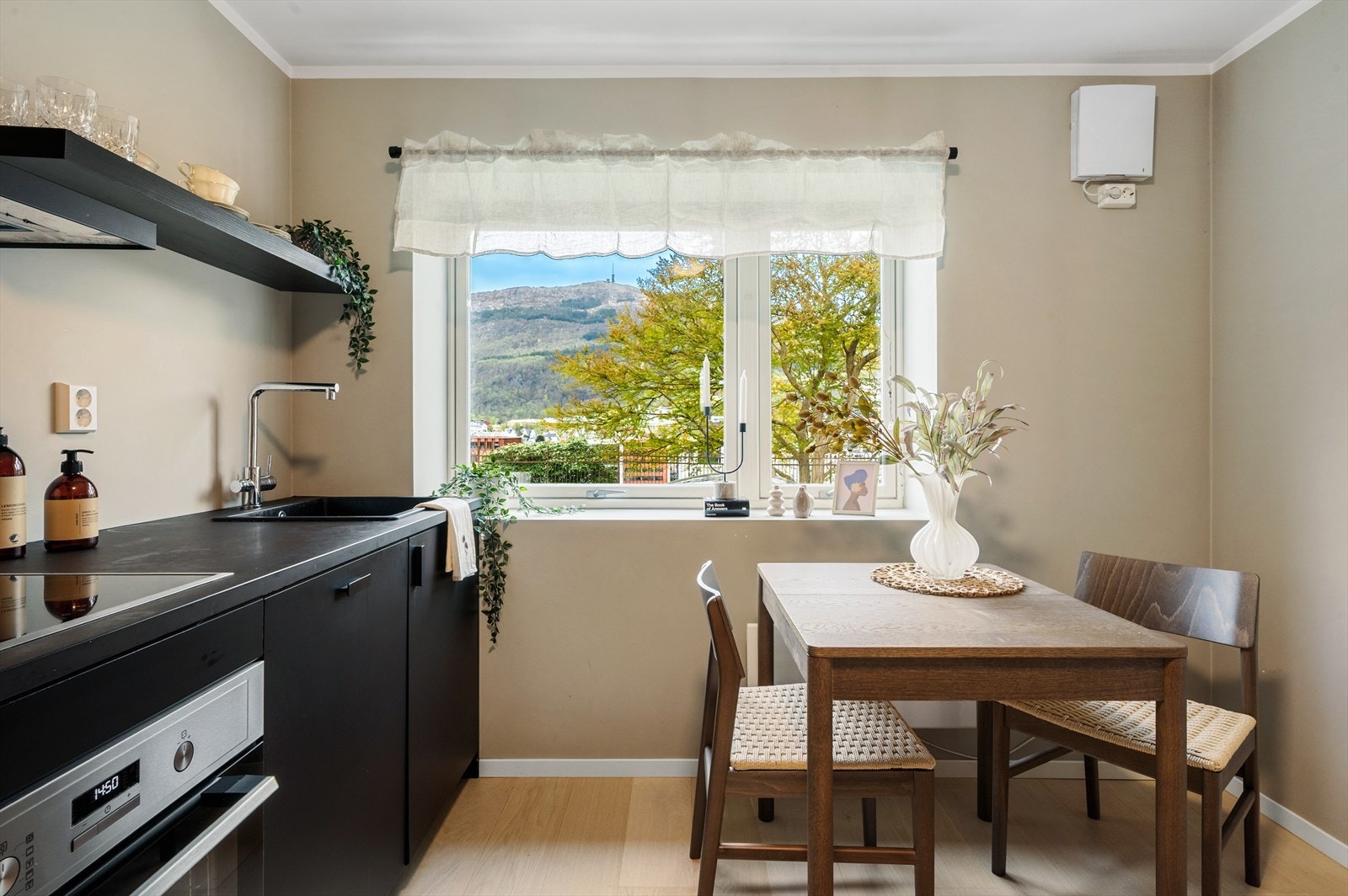 Eiendomsmegler Norge v/ Håkon Hovland presenterer Løbergsveien 47D! Dette er en arealeffektiv, moderne og attraktiv 2-roms andelsleilighet med gjennomgående god standard og sentral, studentvennlig beliggenhet. Galleribilde