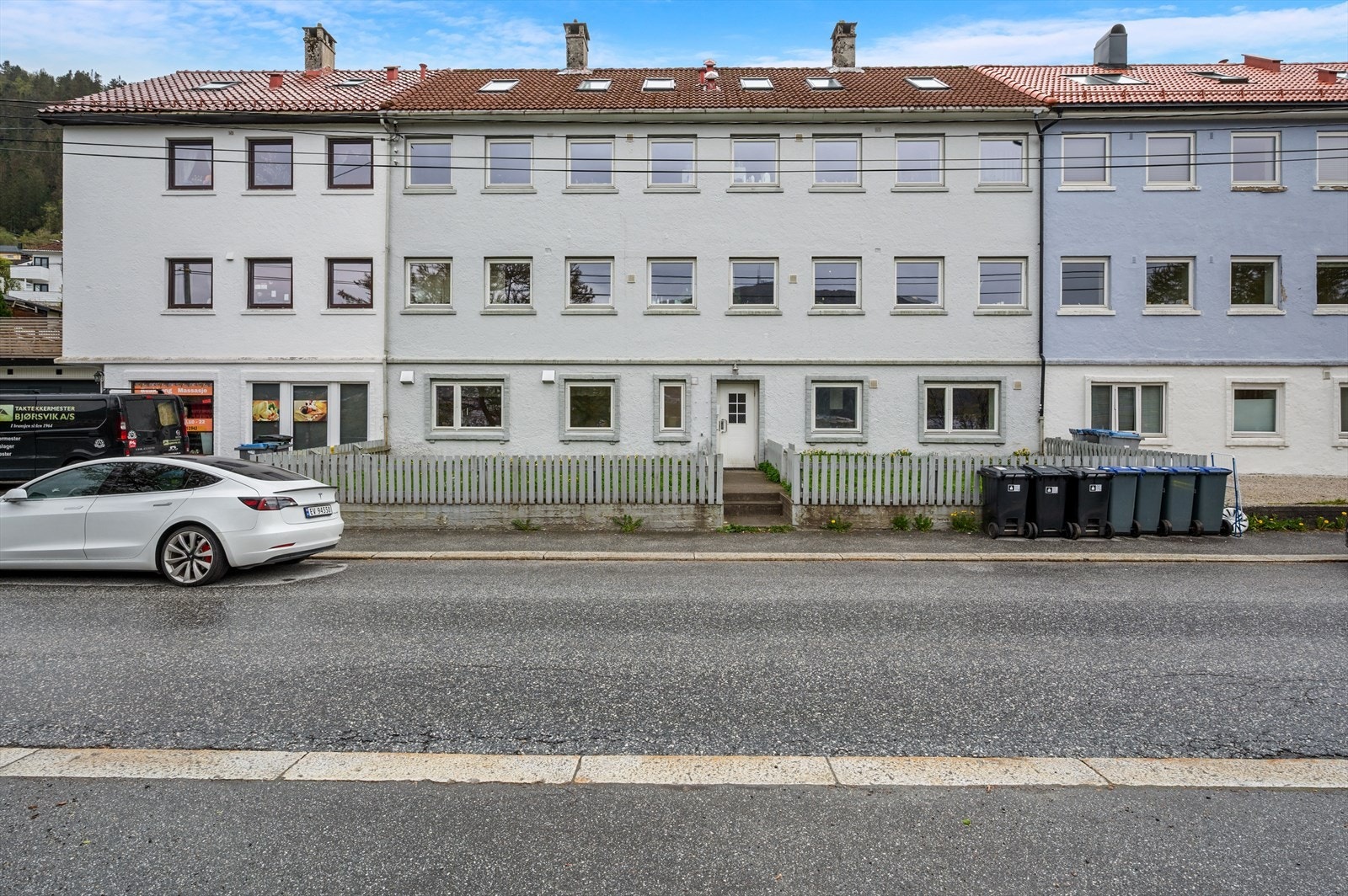 Boligen har en svært sentral beliggenhet med kort avstand til sentrum, studiesteder og kollektivtransport. Galleribilde