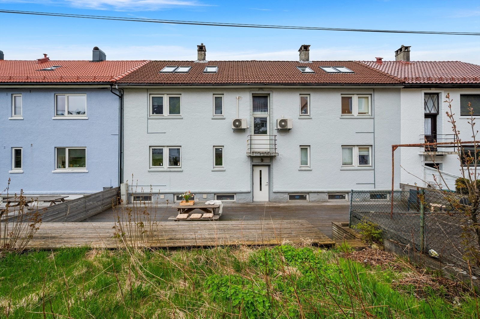 Innbydende felles terrasse tilgjengelig for alle beboere i borettslaget. Galleribilde