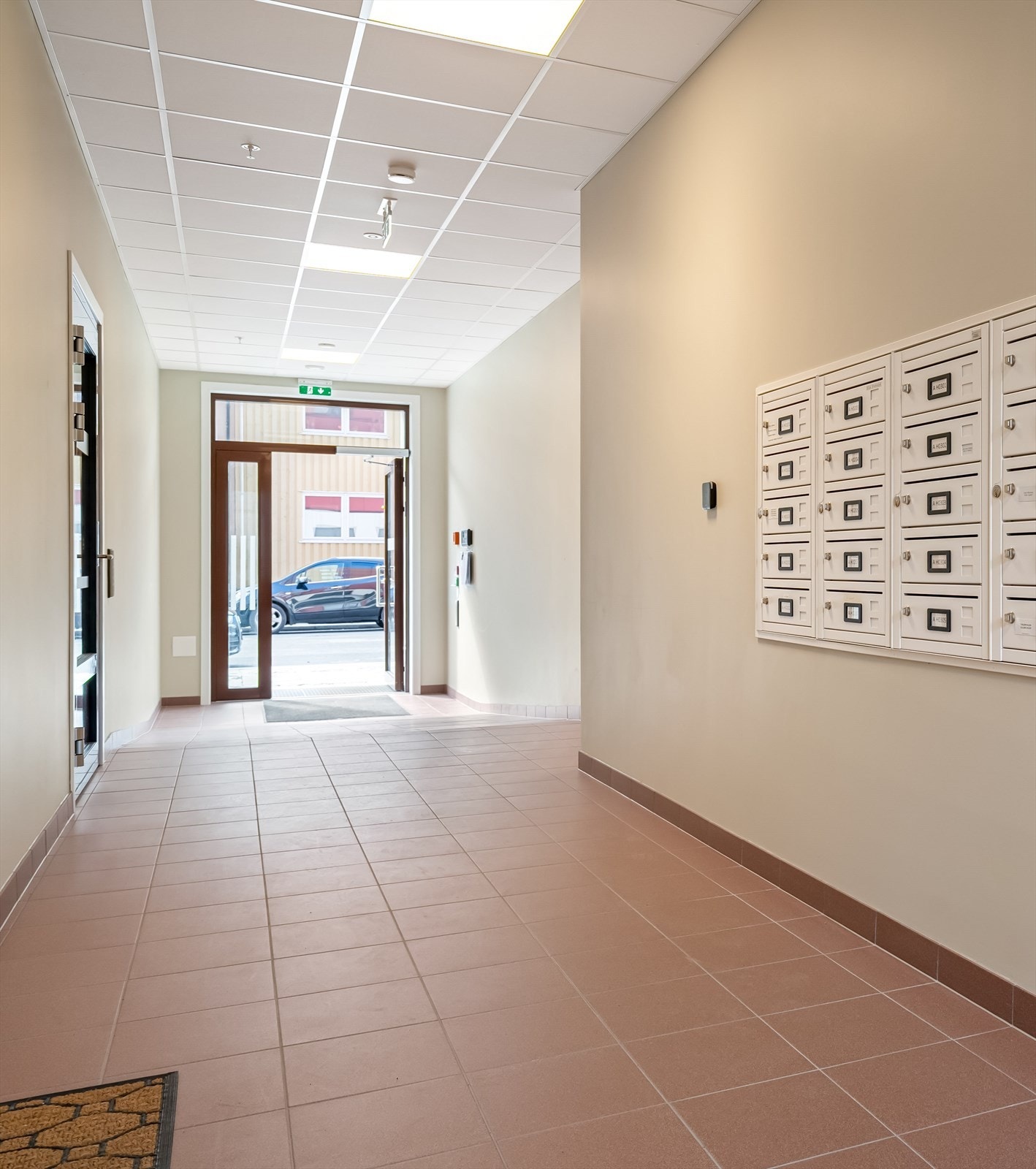 Postkasser i 1.etg med elektronisk åpning med leilighetsnøkkel. Galleribilde