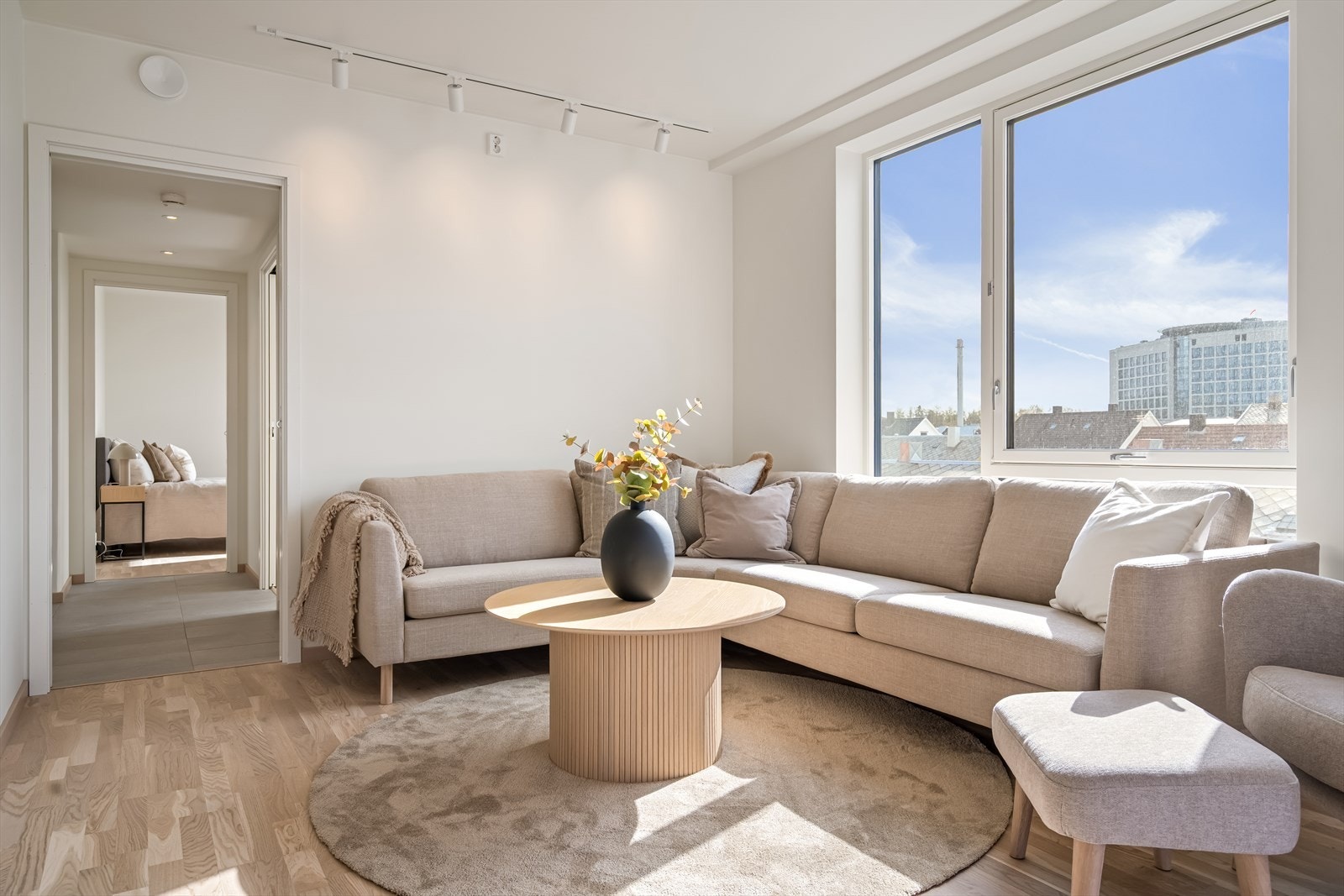 Stuen har god plass til sofagruppe og utgang til en av de innglassede balkongene. Galleribilde