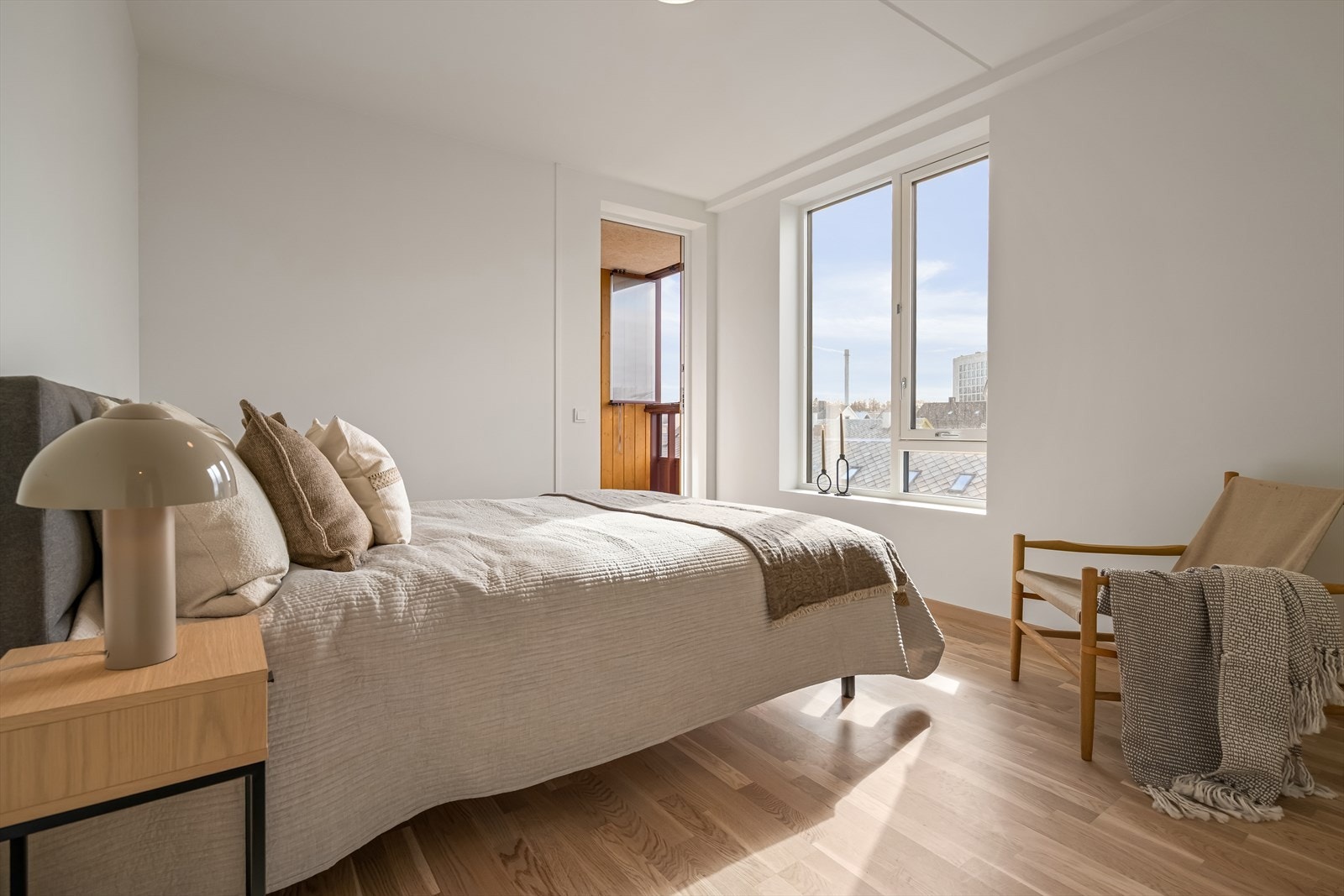 Innbydende hovedsoverom med god plass til garderobeløsning. Rommet har eget innglasset balkong mot sør. Perfekt for en tidlig kaffekopp. Galleribilde