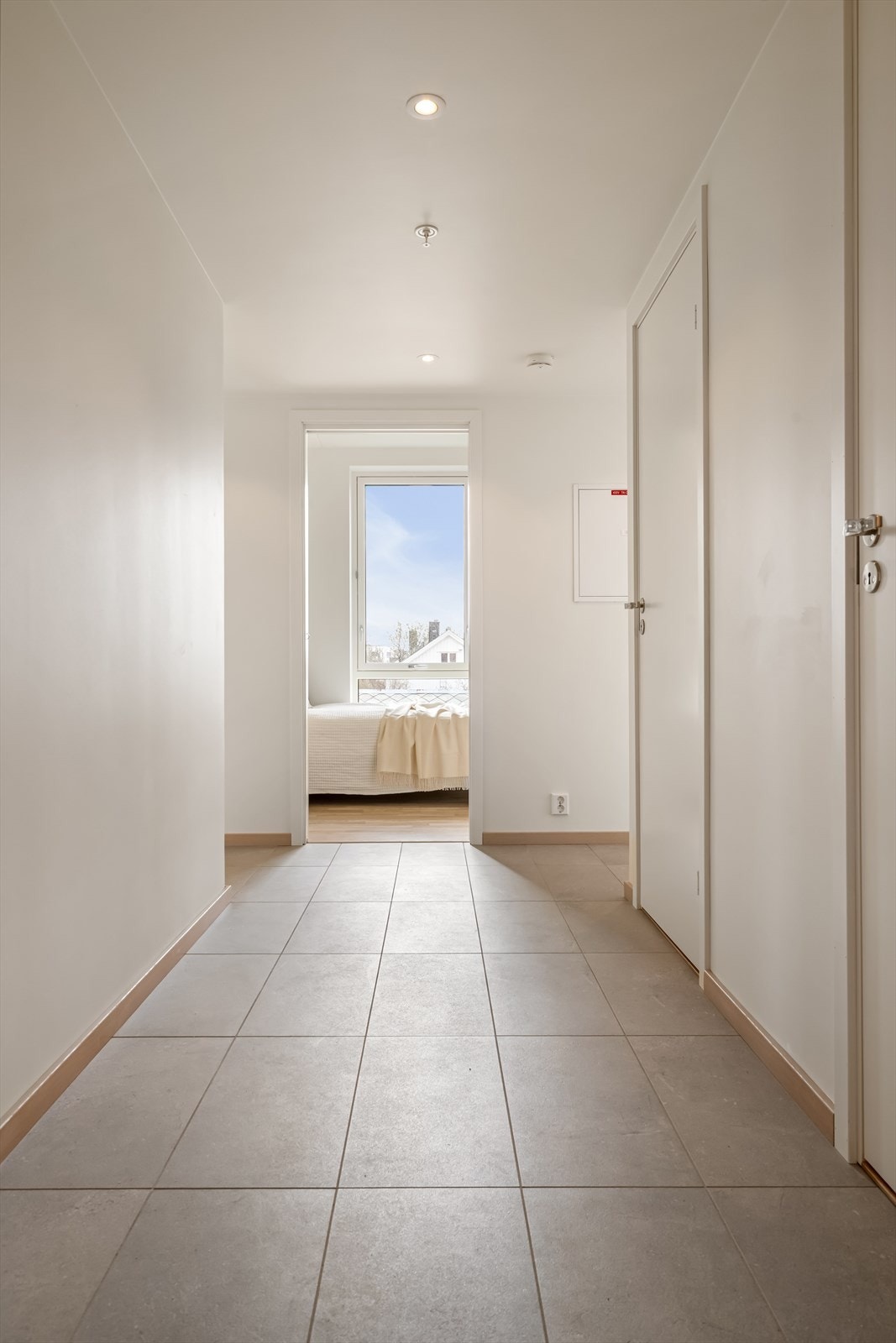 Du ønskes velkommen inn i en lys og flislagt entrè. Varme i gulv selvsagt. Nylig montert skyvedørsgarderobe med speilfronter. Galleribilde