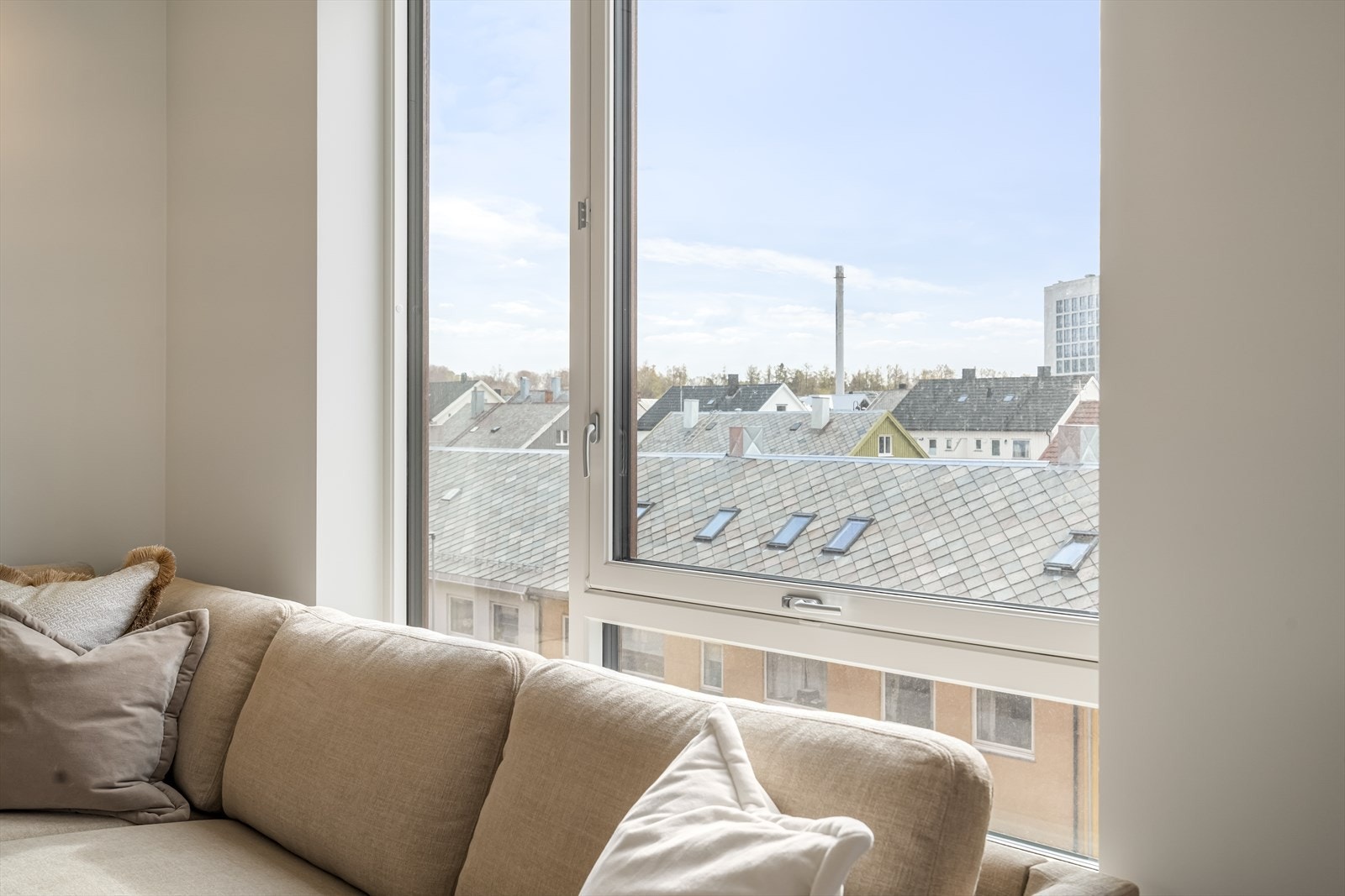 Utsikt i retning sykehuset og Rensåsparken fra stuen. Galleribilde