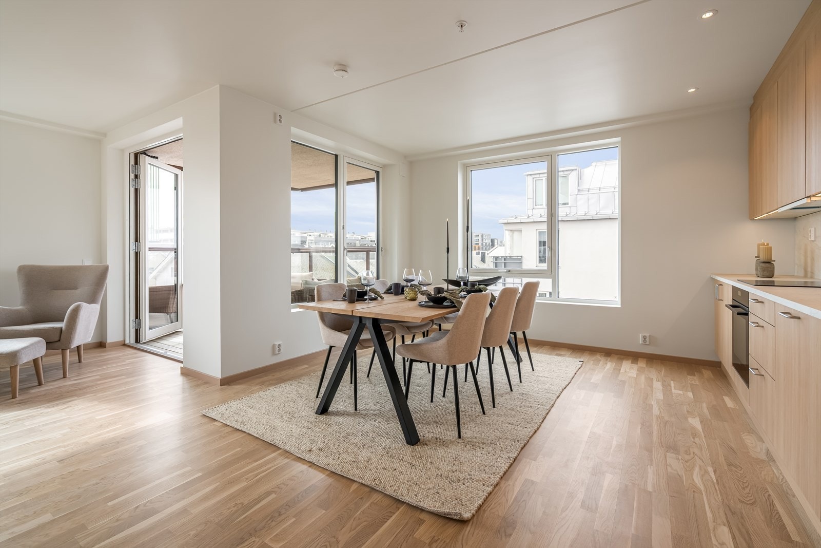 Spisestuen er praktisk plassert like ved kjøkkenet og her er det mer enn god nok plass til langbord. Galleribilde