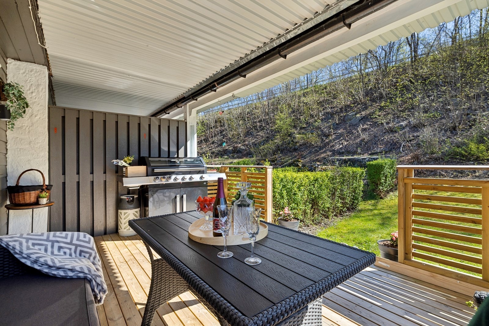 Fra hovedsoverommet har du tilgang til boligens terrasse på hele 13m² og tilgang til boligens koselige hage med god plass. Galleribilde