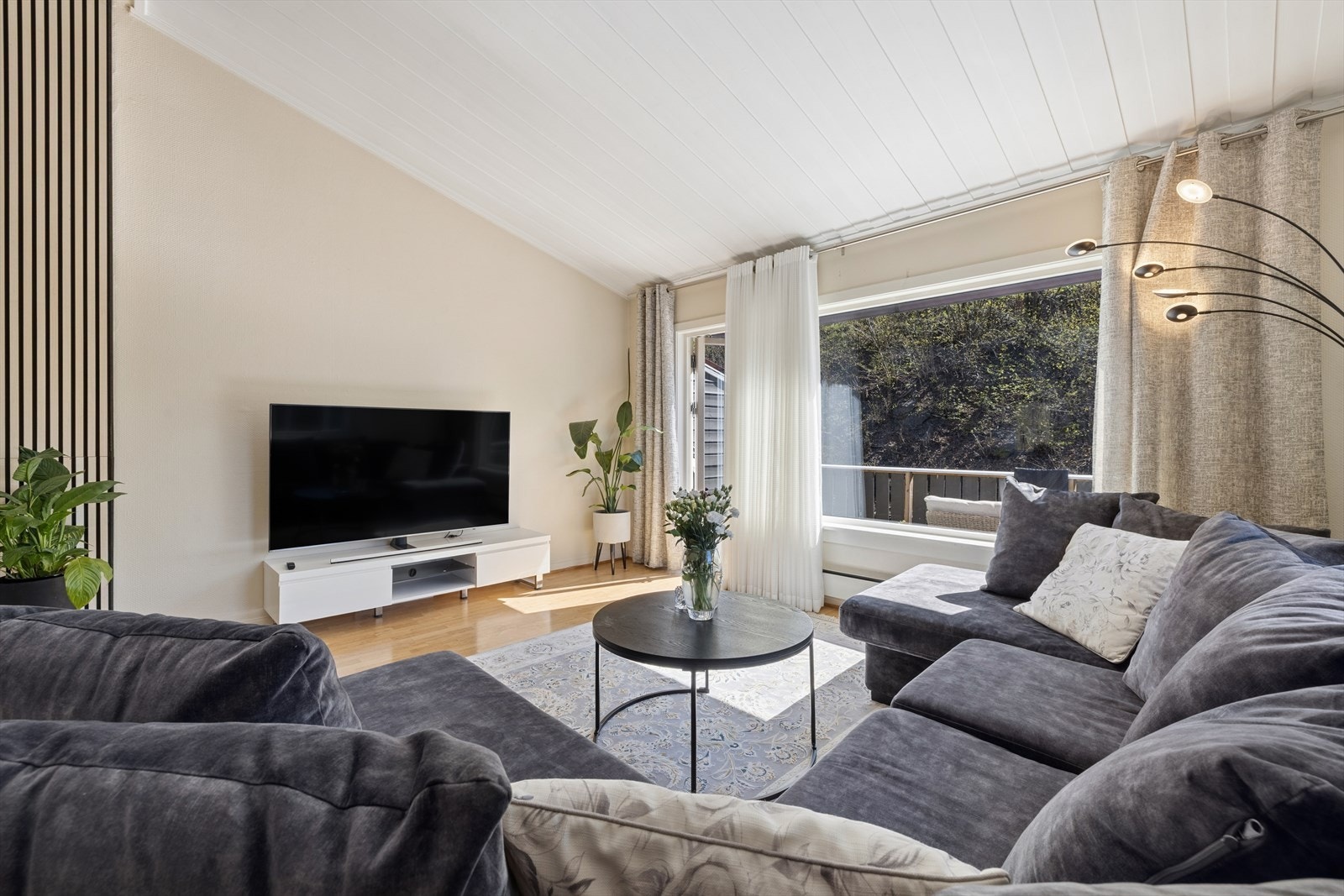 Stuen har god plass til både sofagruppe og TV-løsning. Galleribilde