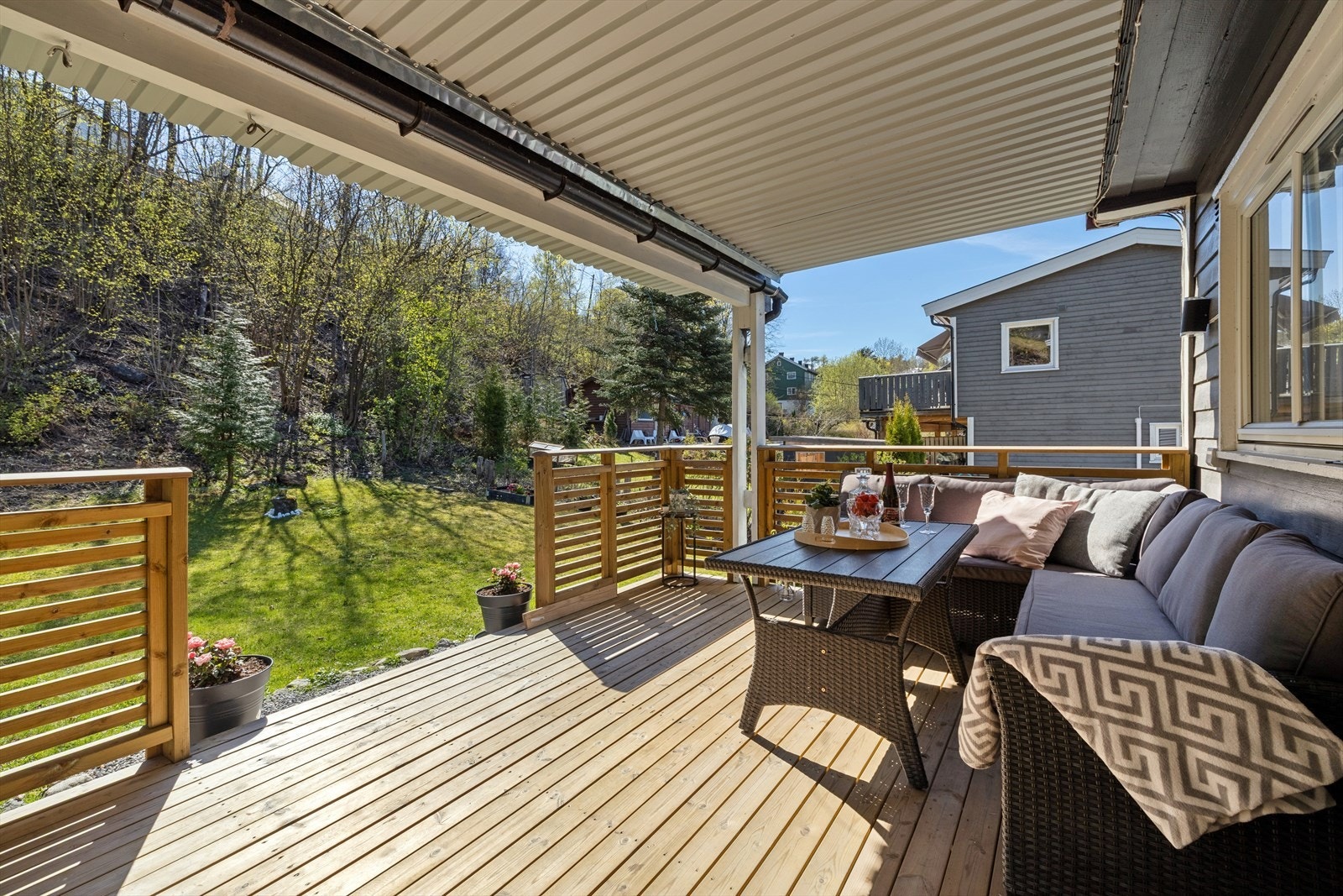 Fra hovedsoverommet har du tilgang til boligens terrasse på hele 13m² og tilgang til boligens koselige hage med god plass. Galleribilde