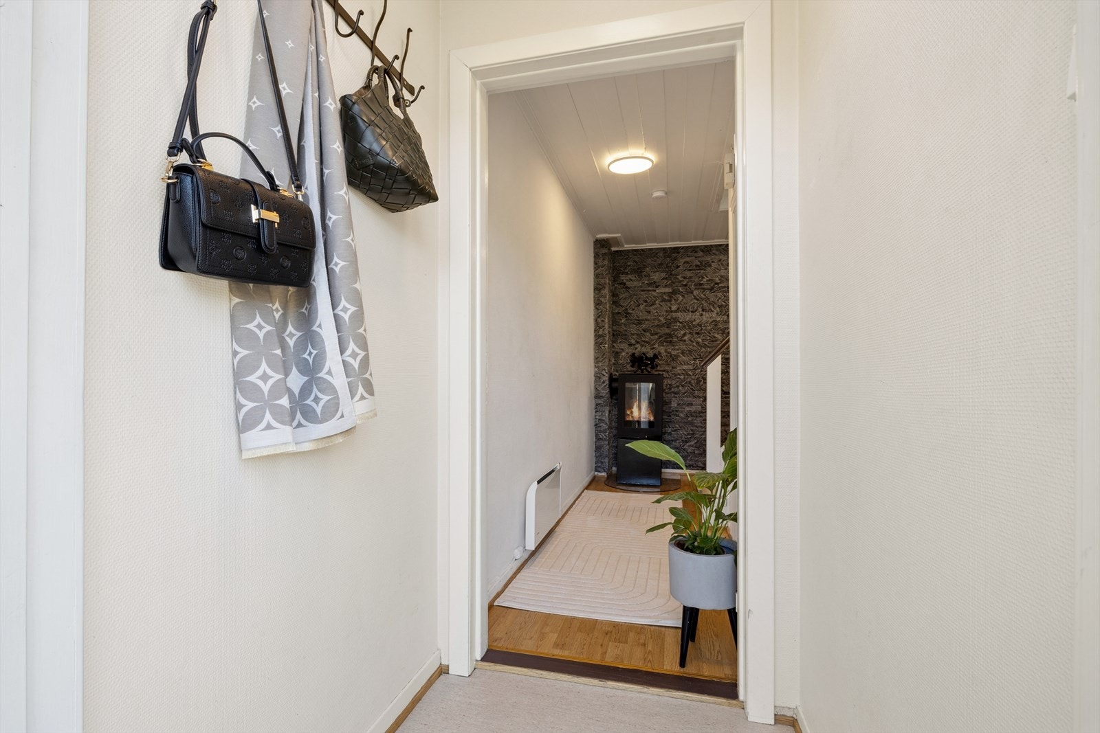 I gangen blir du møtt av en nyere peisovn som skaper en lun atmosfære og gir behagelig varme på kjølige dager. Galleribilde