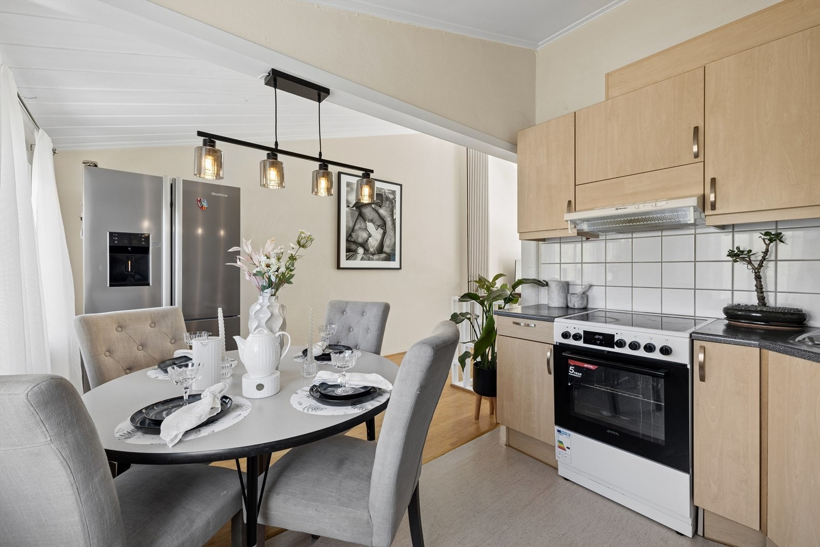 Laminat benkeplate med nedfelt kum i rustfritt stål. Det er ventilator med avtrekk gjennom yttervegg samt opplegg for oppvaskmaskin. Galleribilde