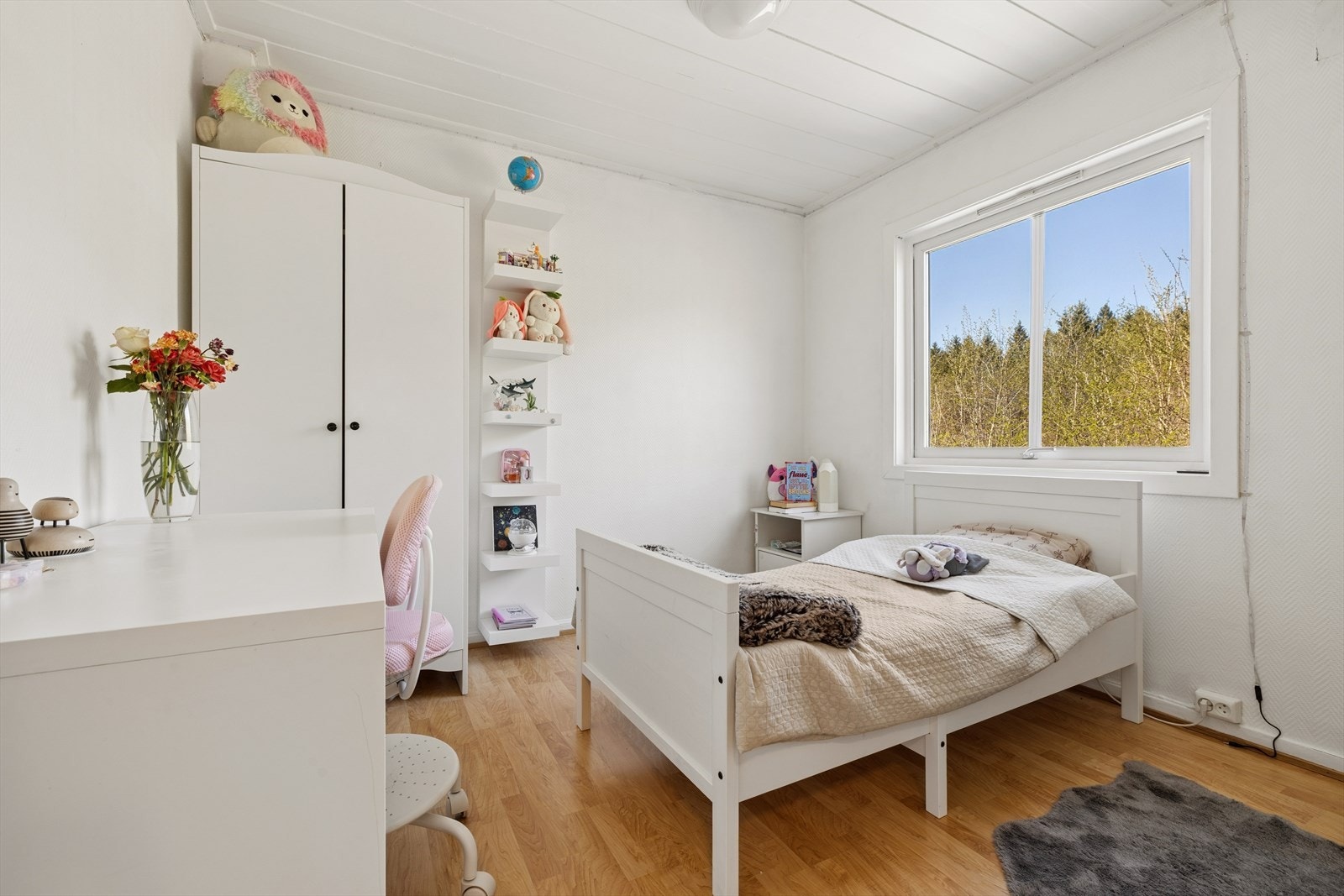Soverom ll - Soverom 2 har også god størrelse med rikelig plass til både seng og garderobeløsning. Galleribilde