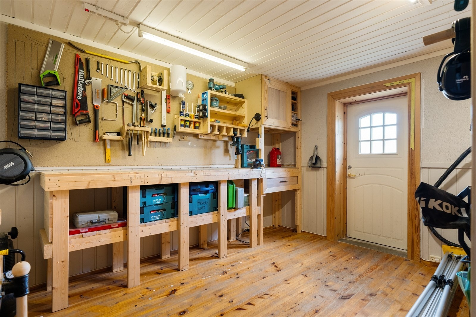 Praktisk verksted/hobbyrom med egen utgangsdør. Galleribilde