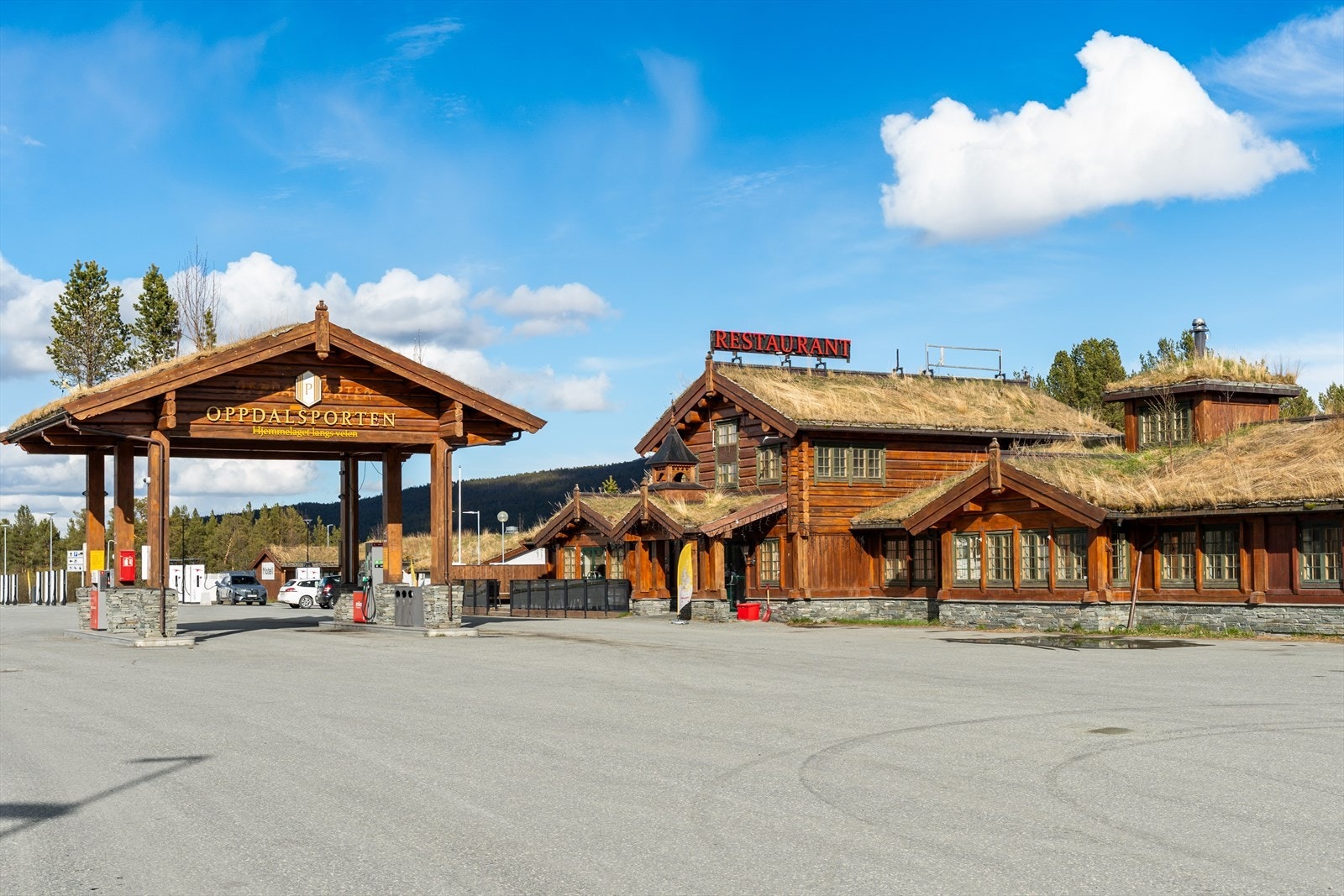Oppdalsportens restaurant byr på deilig norsk og tradisjonell hjemmelaget mat i en hyggelig atmosfære. I tillegg finner man både bensinpumper og el-billadere. Galleribilde