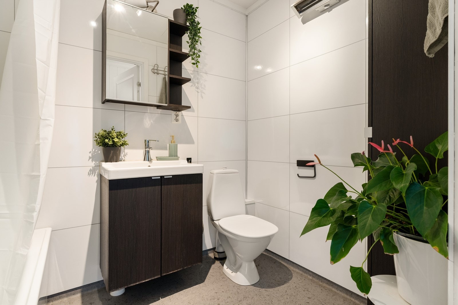 Badet på ca 4m² og har et moderne uttrykk. Galleribilde