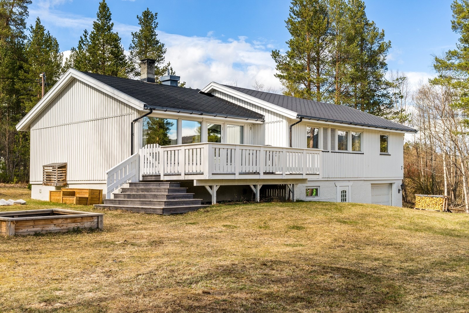Her er det godt med boltreplass for storfamilien. Eiendommen har en stor og hyggelig hage og veranda hvor kveldssola kan nytes. Galleribilde