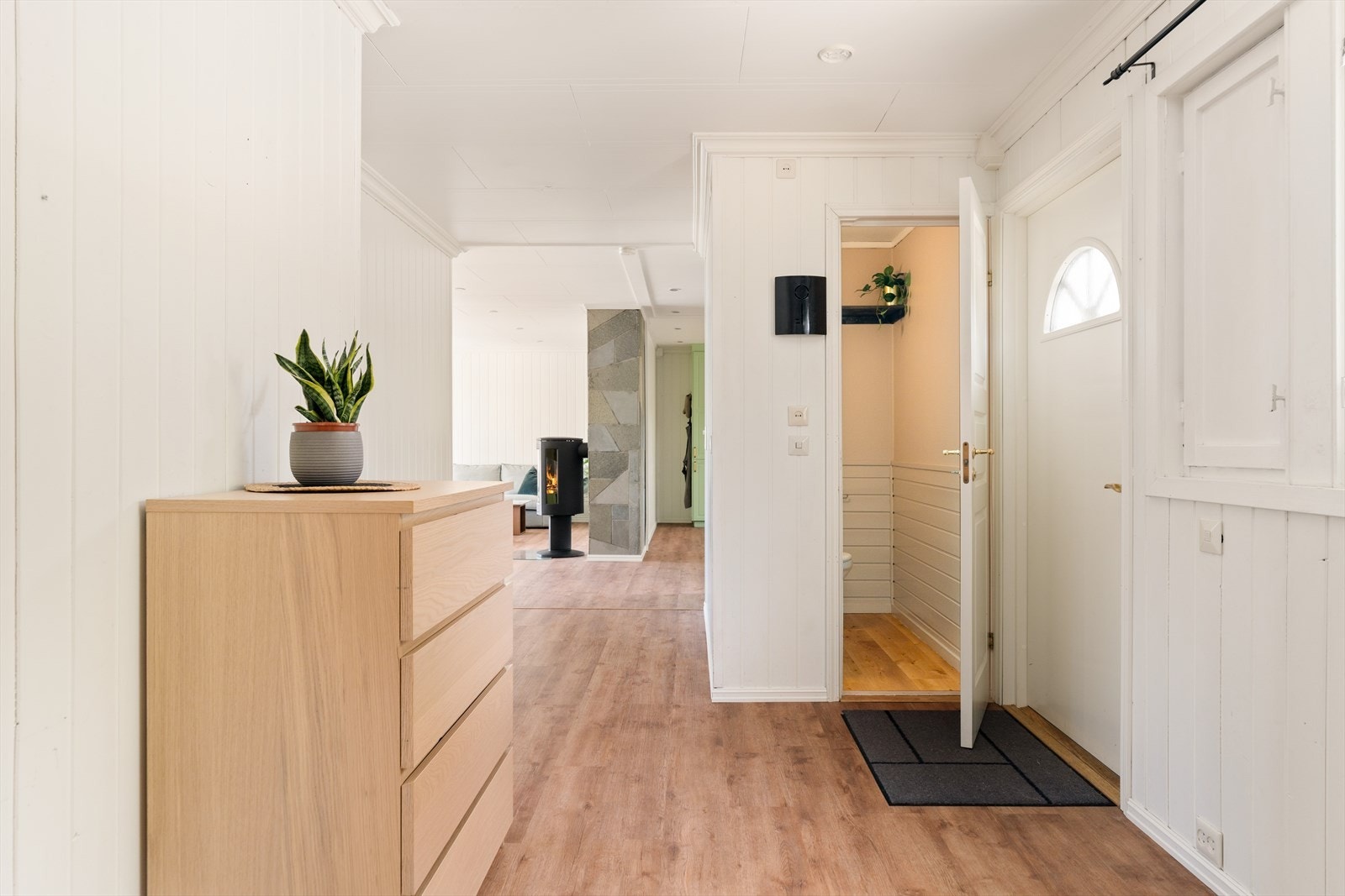Her blir man ønsket velkommen inn til boligens entrè på ca. 9m². Gangen har god plass til kommoder og klesoppheng. Galleribilde