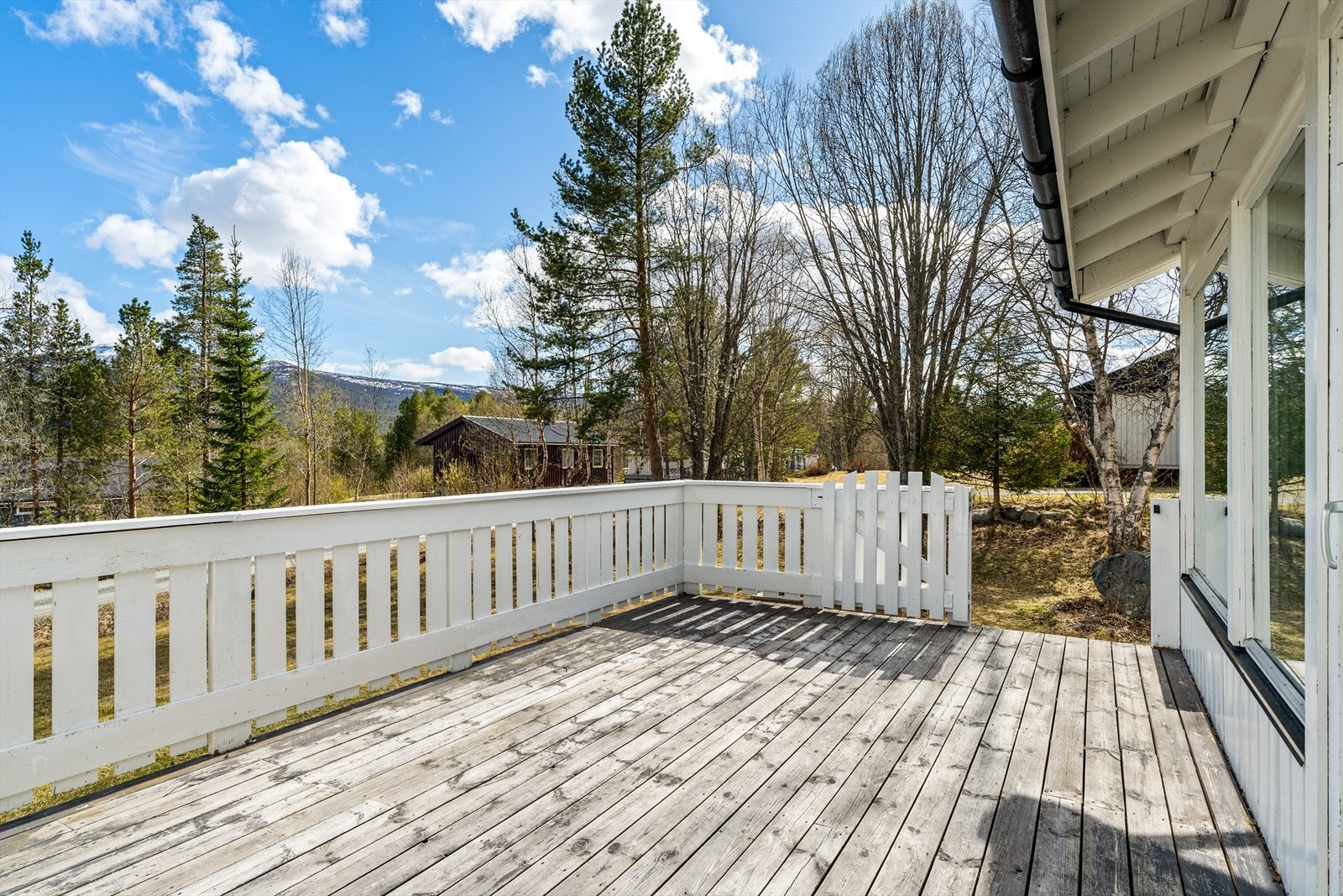 Boligen byr på en flott veranda på ca. 15 m². Galleribilde