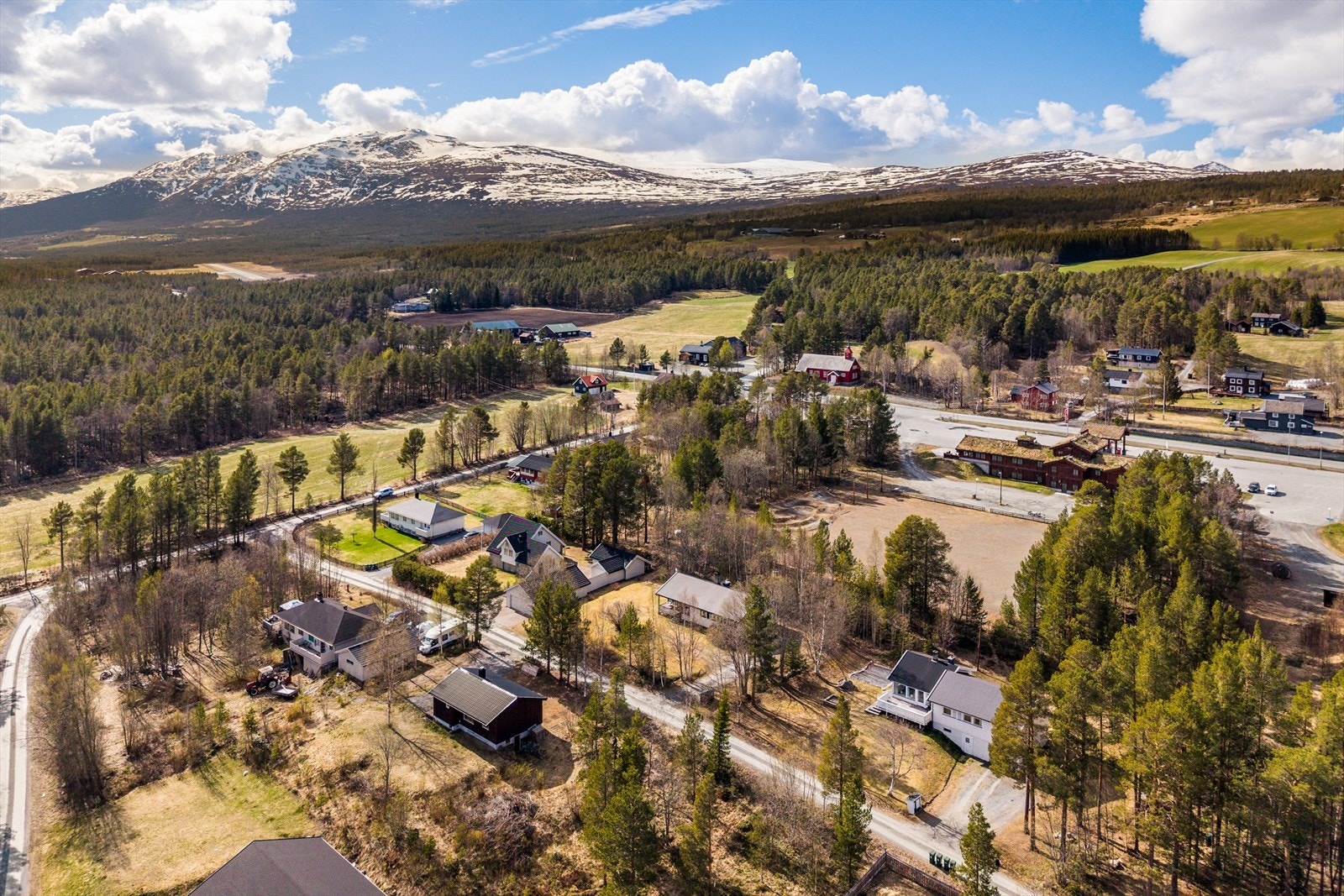 Fagerhaug ligger kun en kort kjøretur på ca. 10 minutter fra Oppdal sentrum, hvor du finner det meste av servicetilbud. Her tilbys det flere dagligvarebutikker, legesenter, frisørsalonger, vinmonopol og andre nødvendige tjenester. Galleribilde