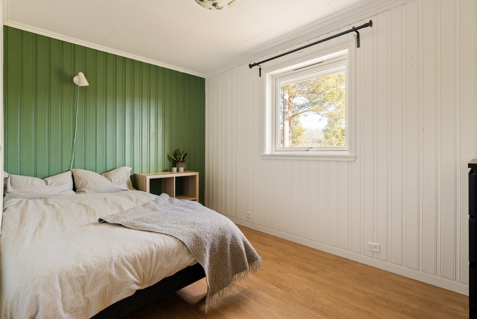 Boligens andre soverom er på 9,4m². Soverommet har god plass til både dobbelseng, nattbord og klesskap. Galleribilde