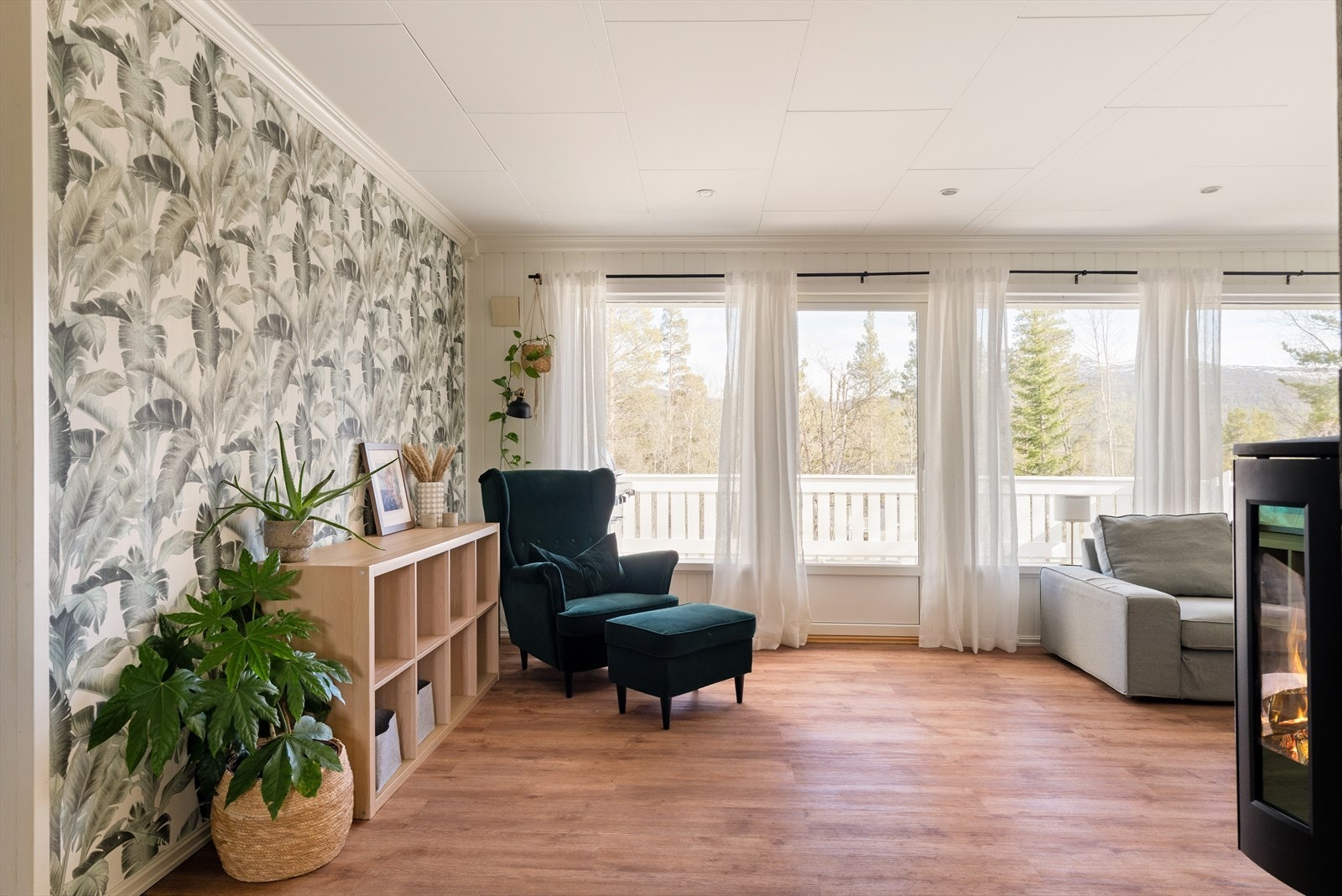 Fra spisestuen har man direkte utgang til boligens veranda. Galleribilde