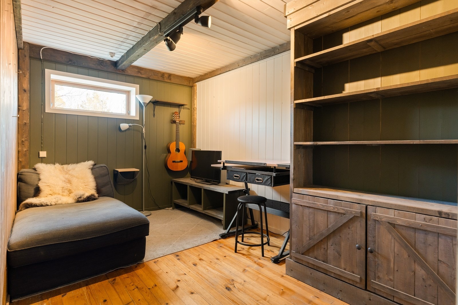 I boligens underetasje finner man blant annet 2 romslige hobbyrom på hhv. 10m² og 10m², vaskerom, garasje med elbil-lader og jordkjeller. Galleribilde