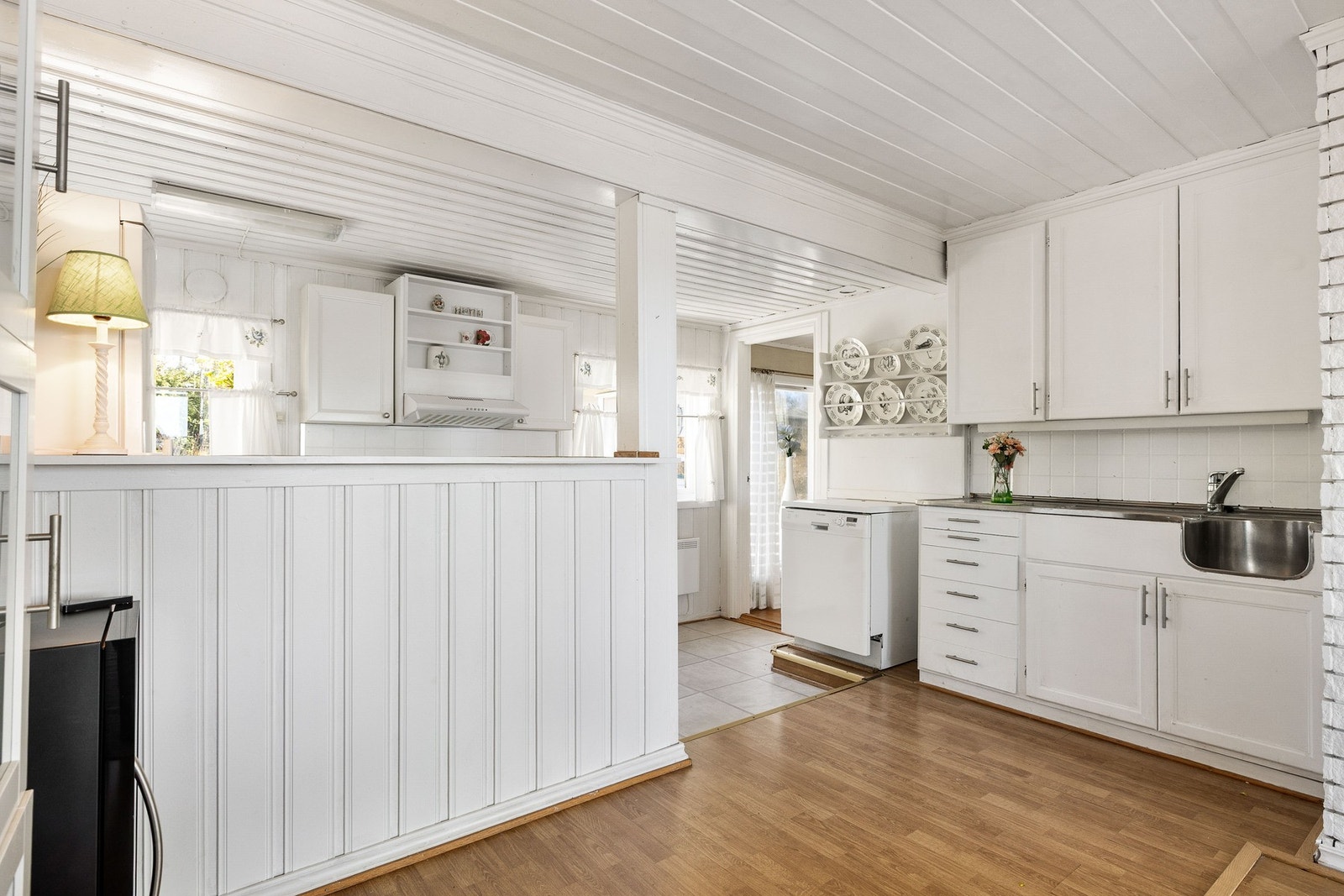 Kjøkkenet ligger i en åpen løsning mot stuen. Rommet er sosialt og praktisk hvor man har god kontakt med gjestene rundt bordet. Galleribilde