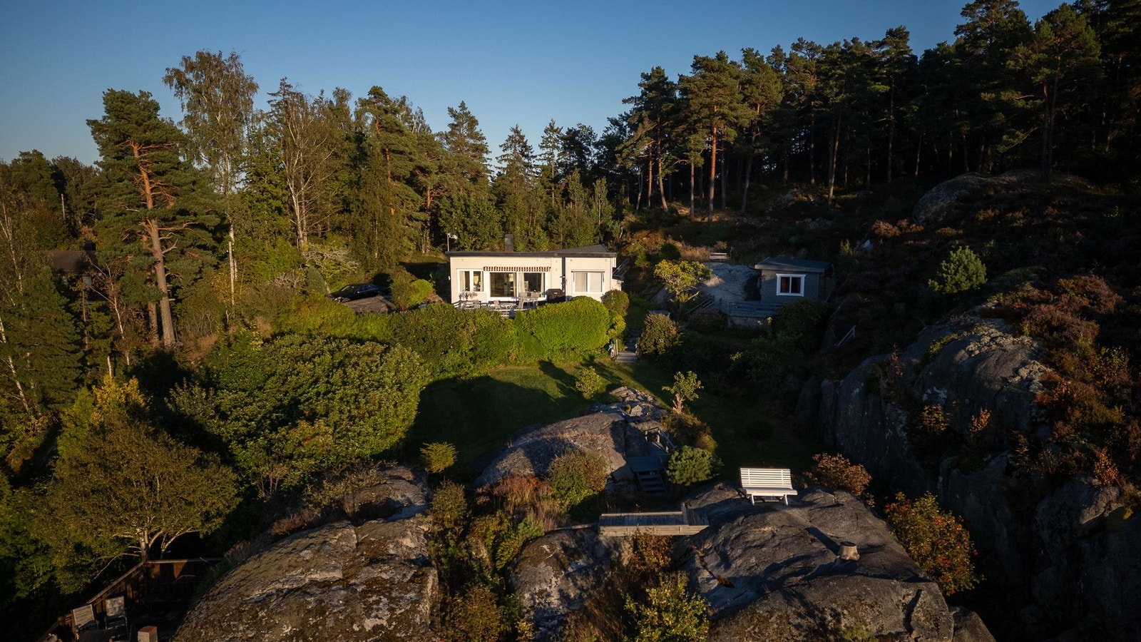 Hytta ligger åpent og flott til med nydelige solforhold og utsikt. Galleribilde