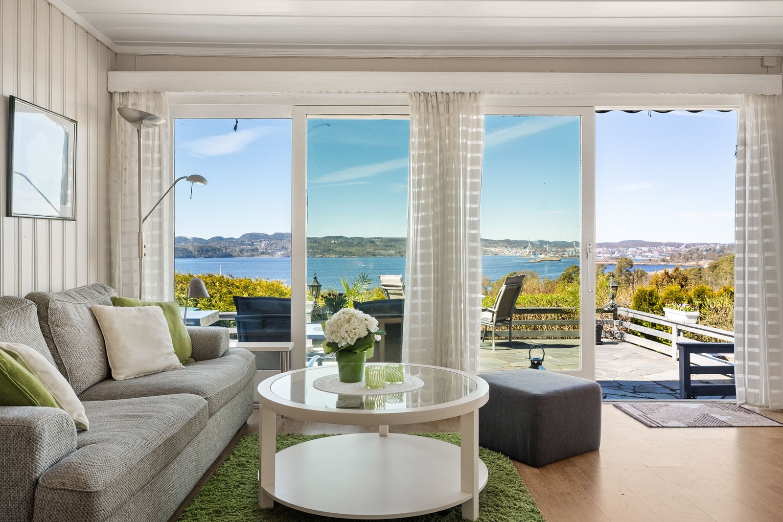 Fra stua er det fantastisk utsikt og gode lysforhold. Galleribilde