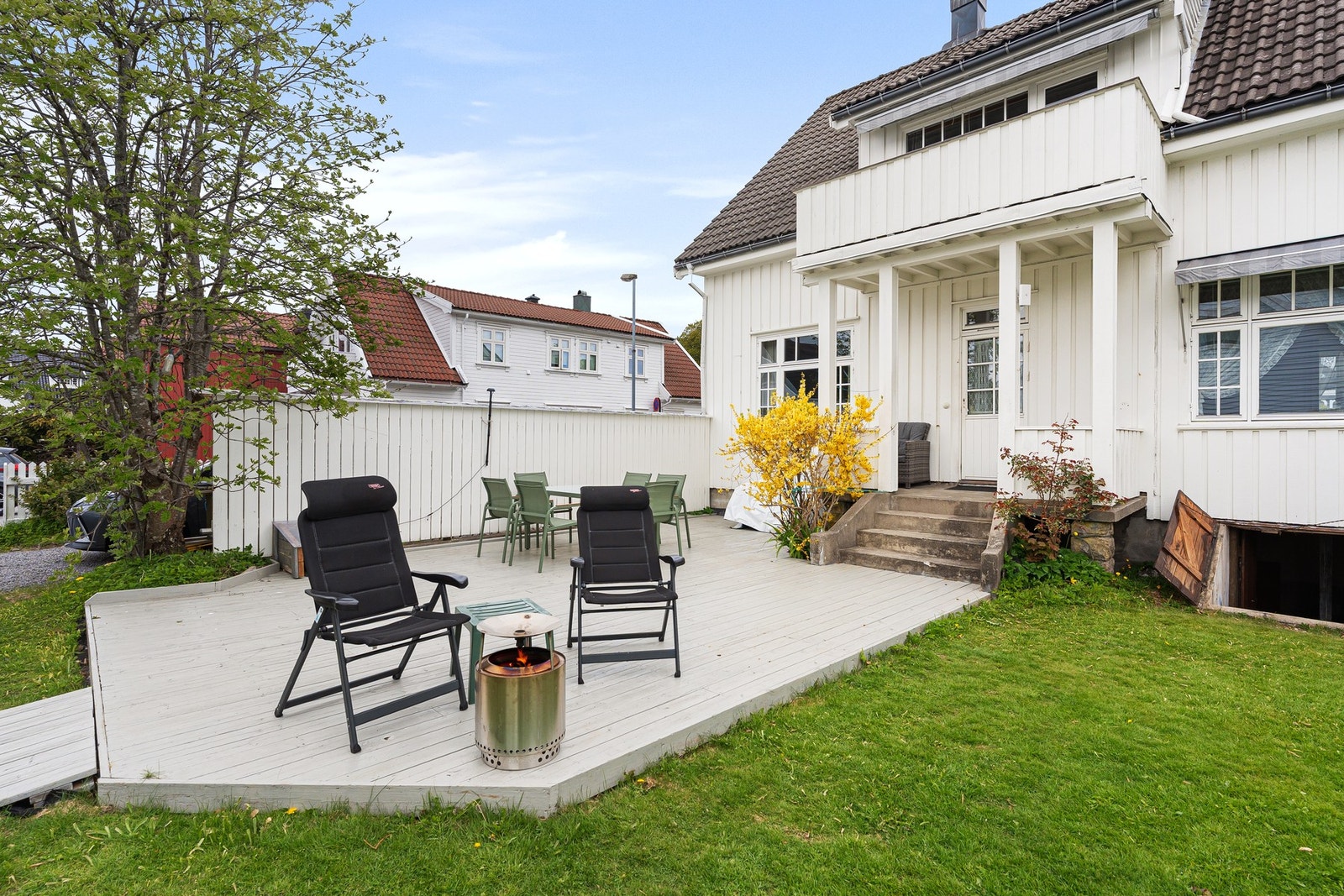 Solrik terrasse og hage utenfor huset Galleribilde