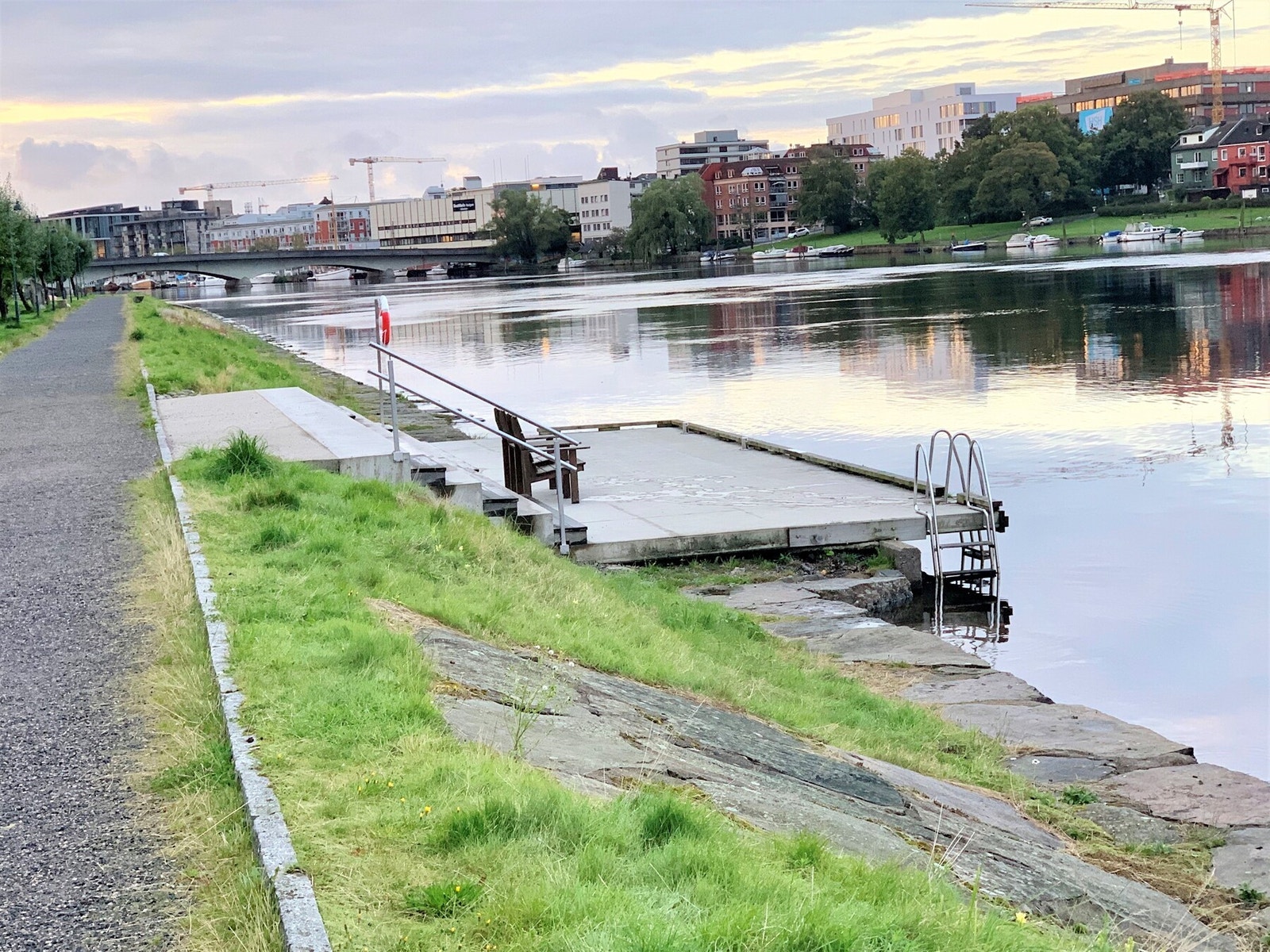 Nærhet til Otra hvor man kan gå langs strandpromenaden og bruke badebryggen der Galleribilde