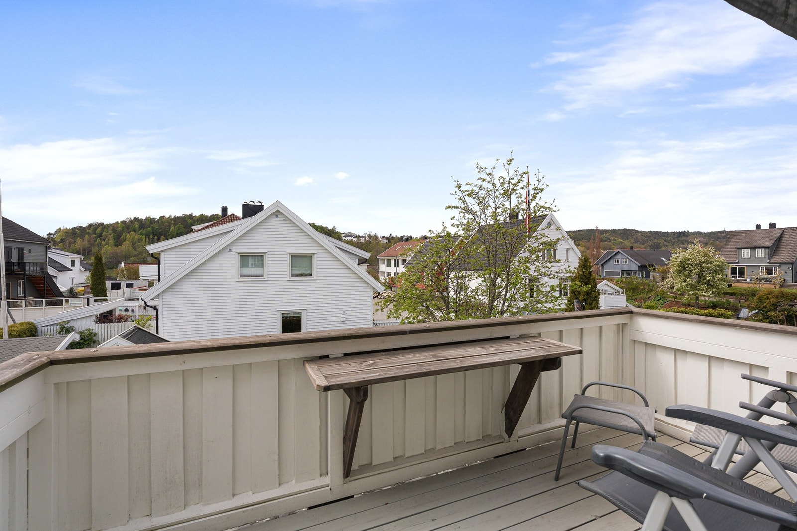 Fra solrik veranda ut fra stuen i 2.etg. Galleribilde