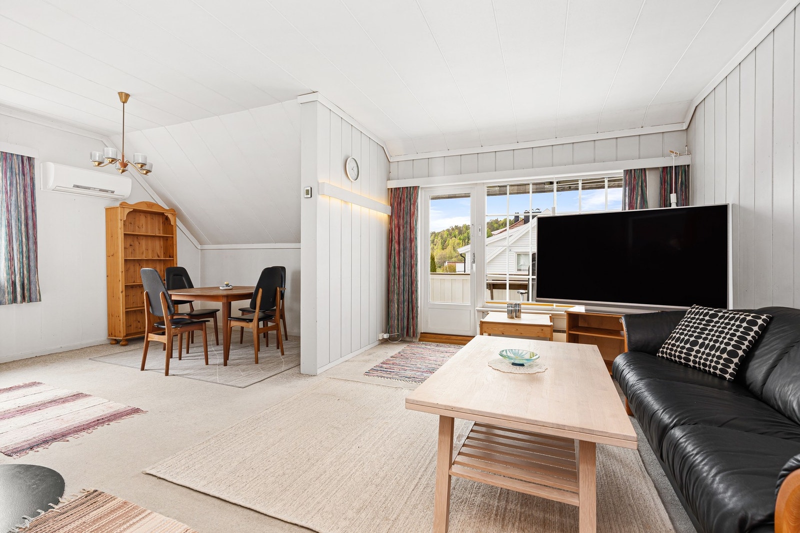 Fra stuen i 2.etg. med utgang veranda Galleribilde