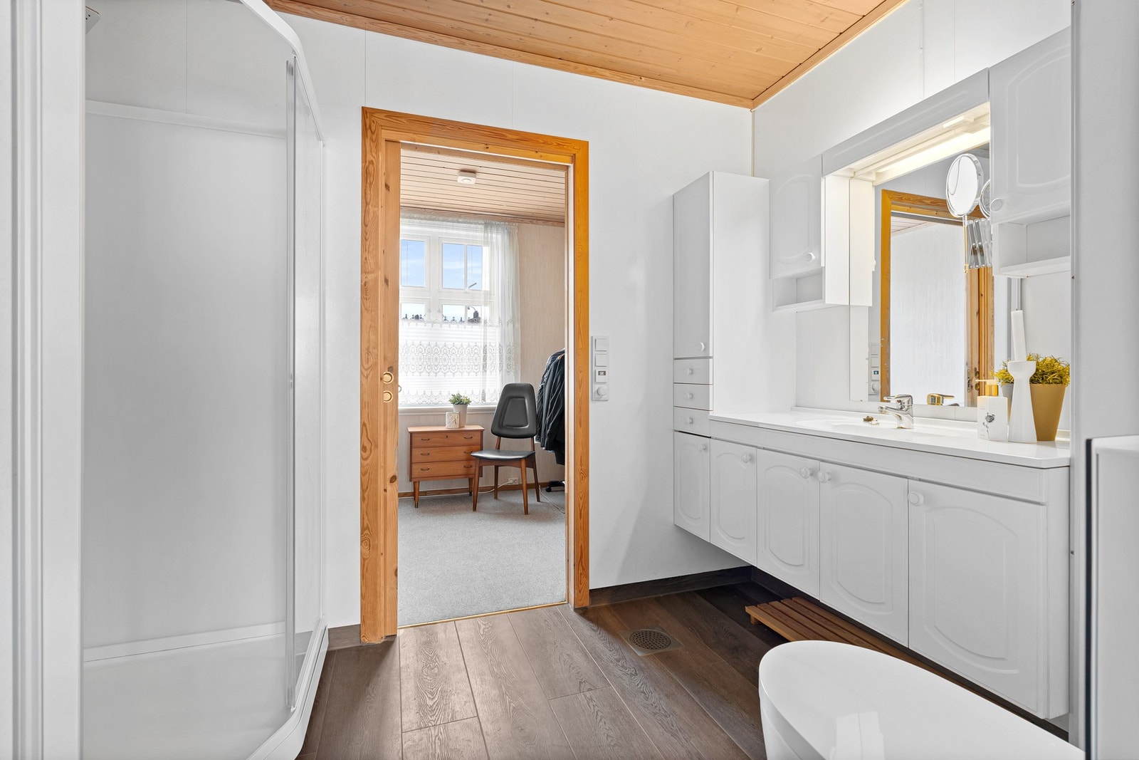 Fra dusjbad med wc i 1.etg Galleribilde