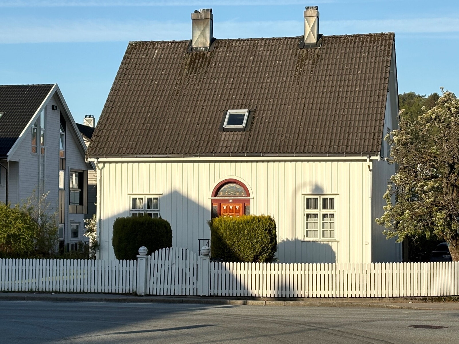 Solen kommer tidlig på eiendommen. Bilde tatt 8. mai kl. 07:09 Galleribilde