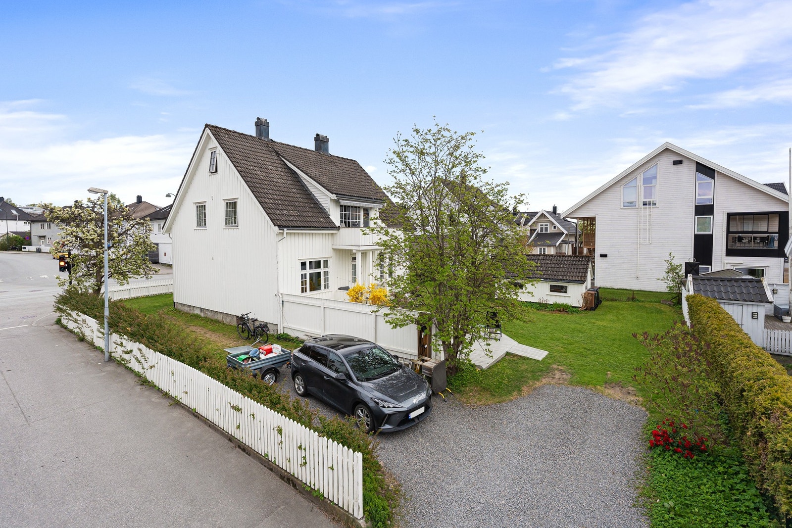 Boligen sett fra Klynga hvor parkeringsarealet fremkommer på tomten Galleribilde