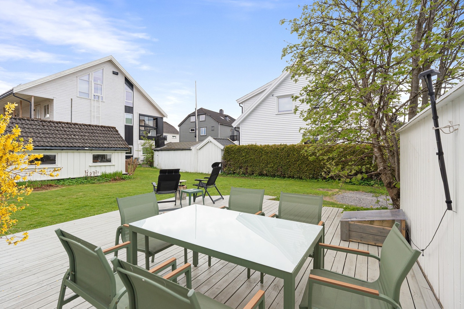 Solrik terrasse og hage utenfor huset Galleribilde