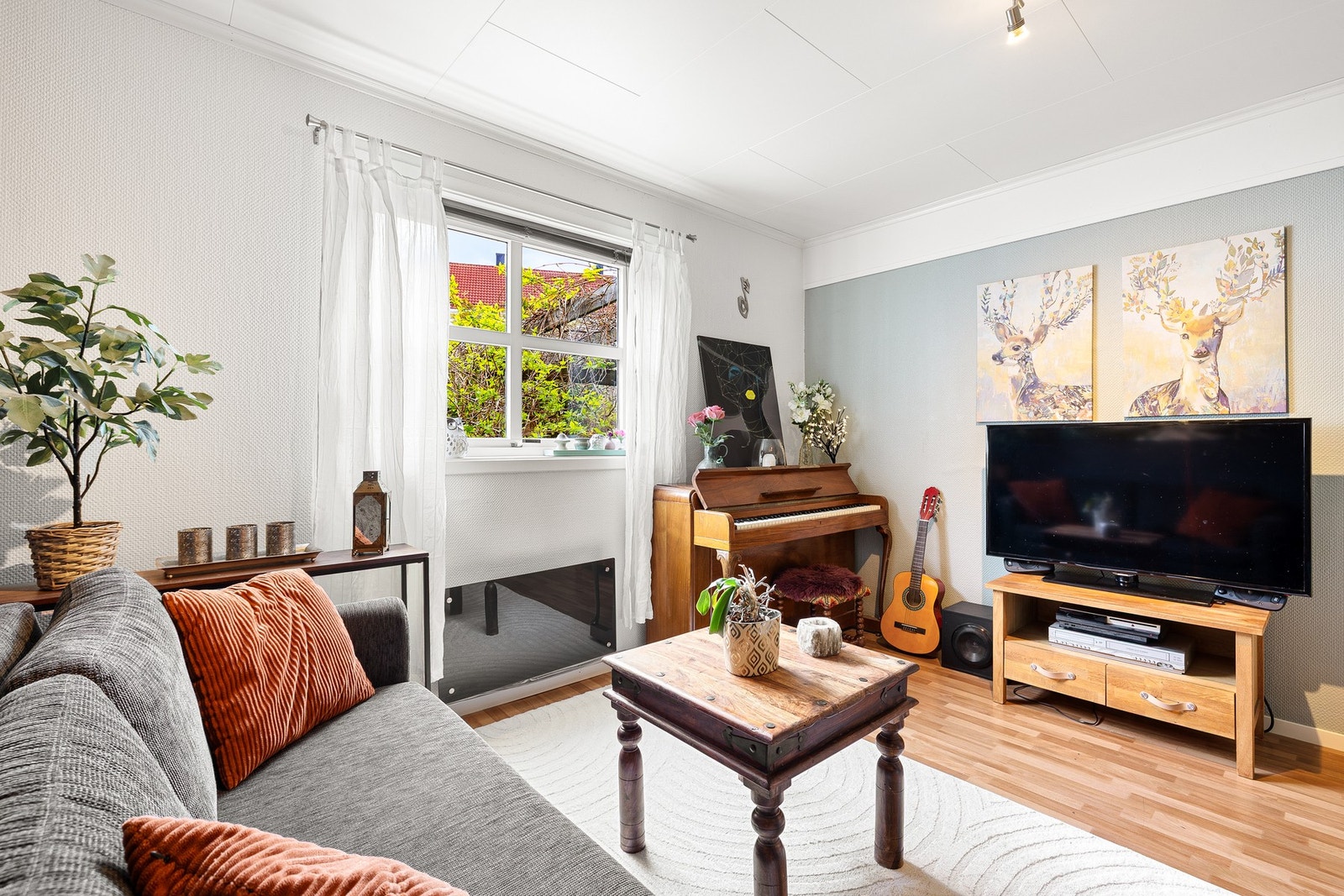 Soverom i underetasjen er innredet som TV-stue. Galleribilde