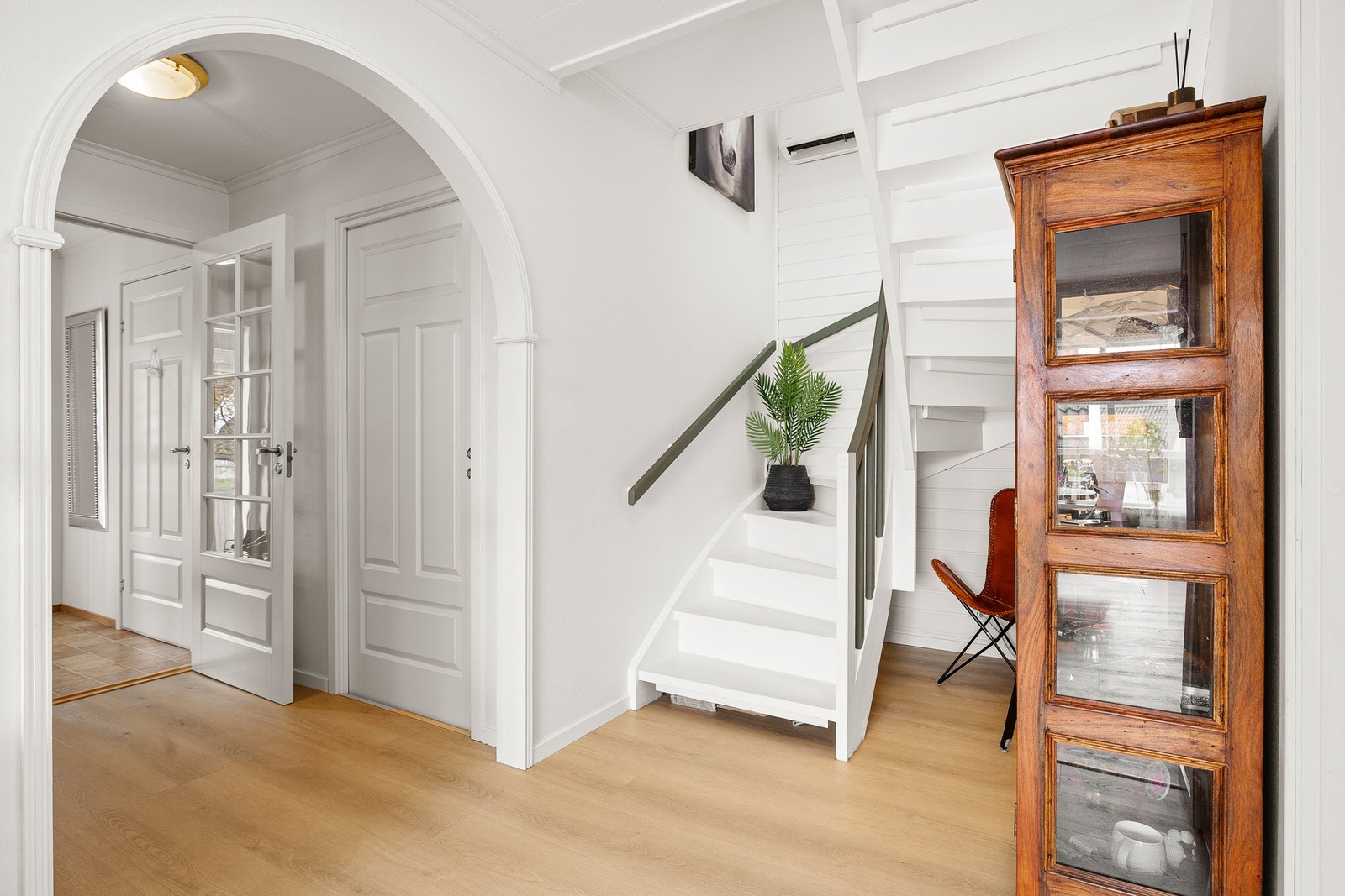 Lys og romslig gang. Gulv med varme belagt med laminat. Galleribilde