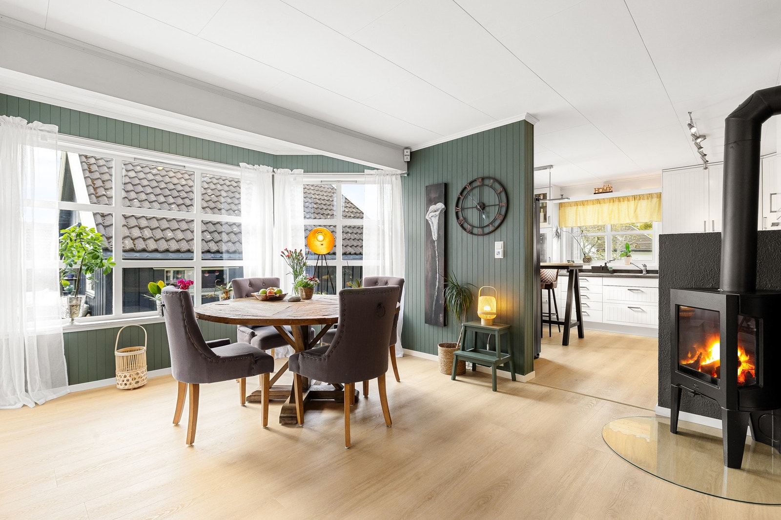 I stuen har du plass til en sofa- og spisegruppe. Galleribilde