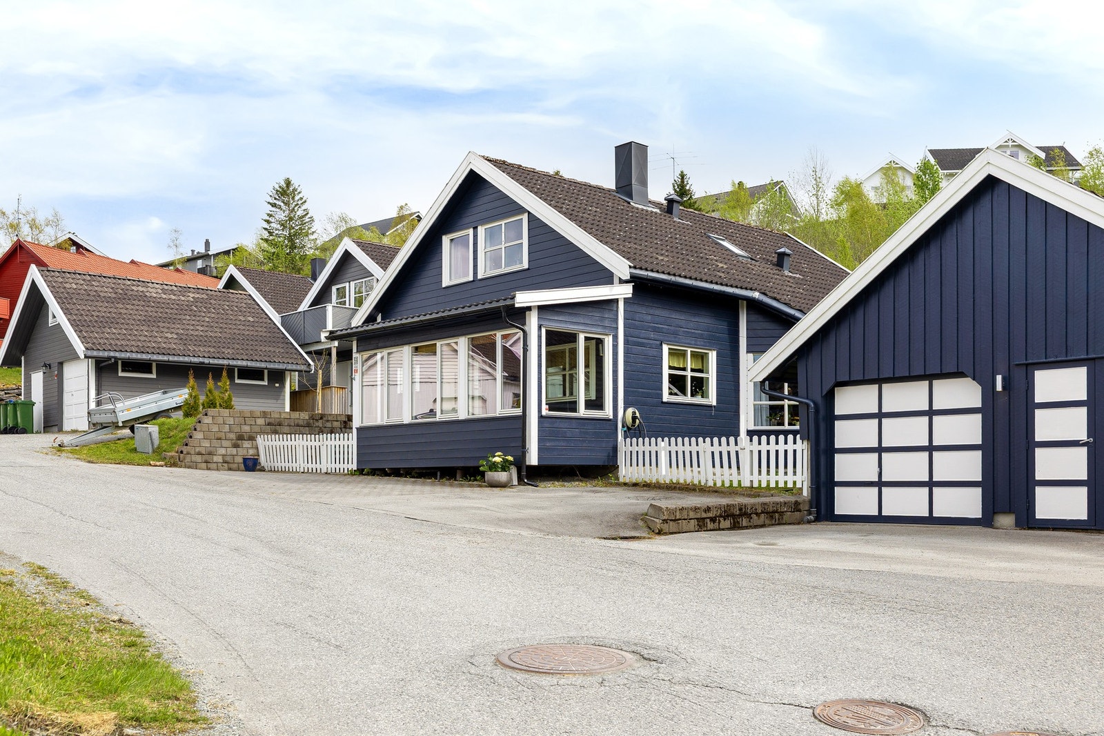 Gode parkeringsmuligheter på gårdsplassen og i garasje. Galleribilde