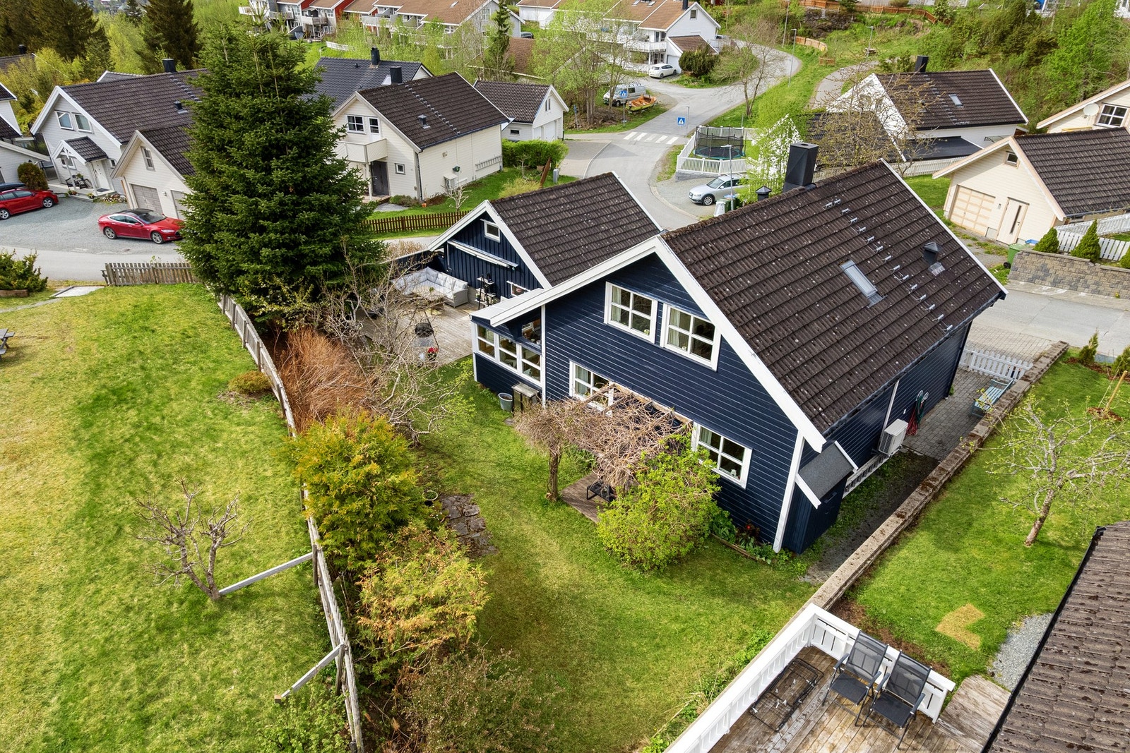 En svært familievennlig enebolig over 2 etasjer med garasje, gårdsplass og hage i bakkant. Galleribilde