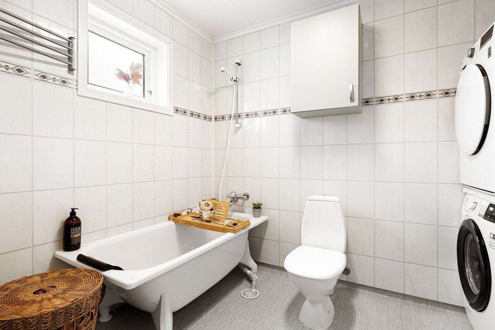 Badekar med vegghengt blandebatteri og garnityr. Galleribilde