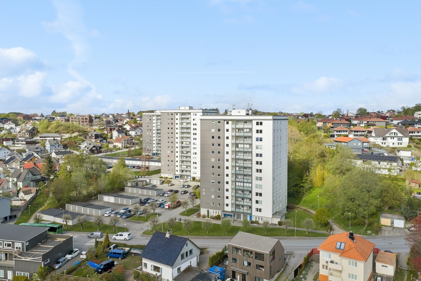Borettslaget har felles biloppstillingsplass med parkeringsmuligheter. Galleribilde