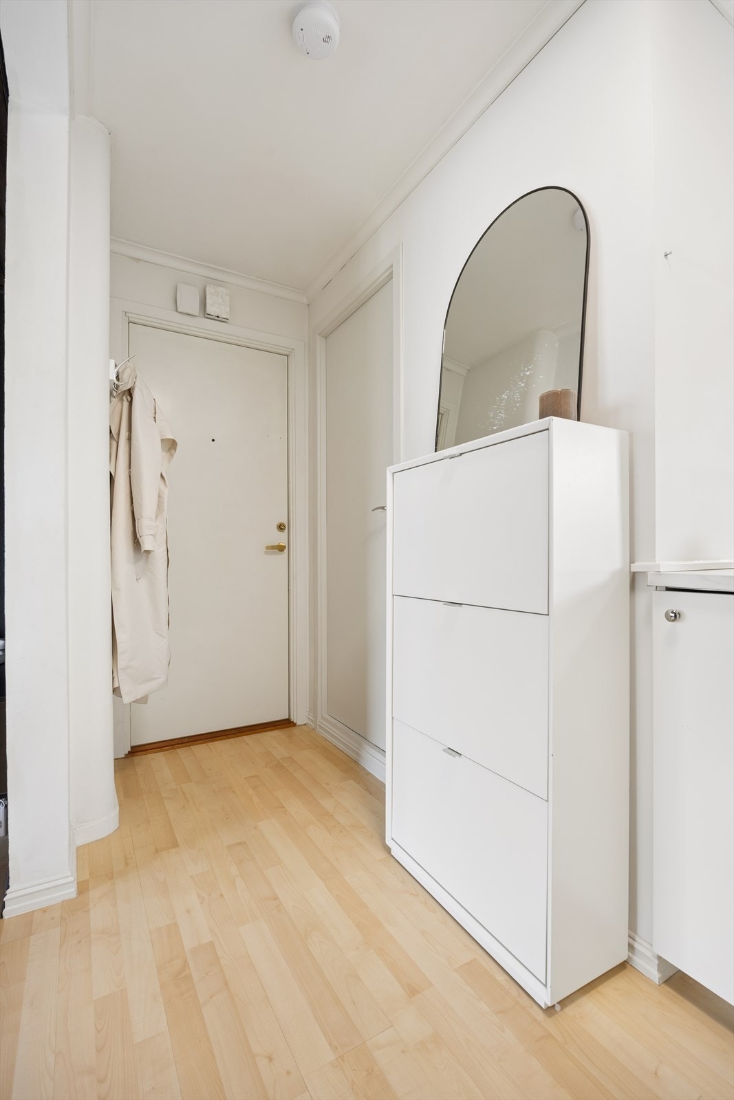 Entréen har plass til å henge fra seg yttertøy og sko - før man trer inn i stue/kjøkken. Galleribilde